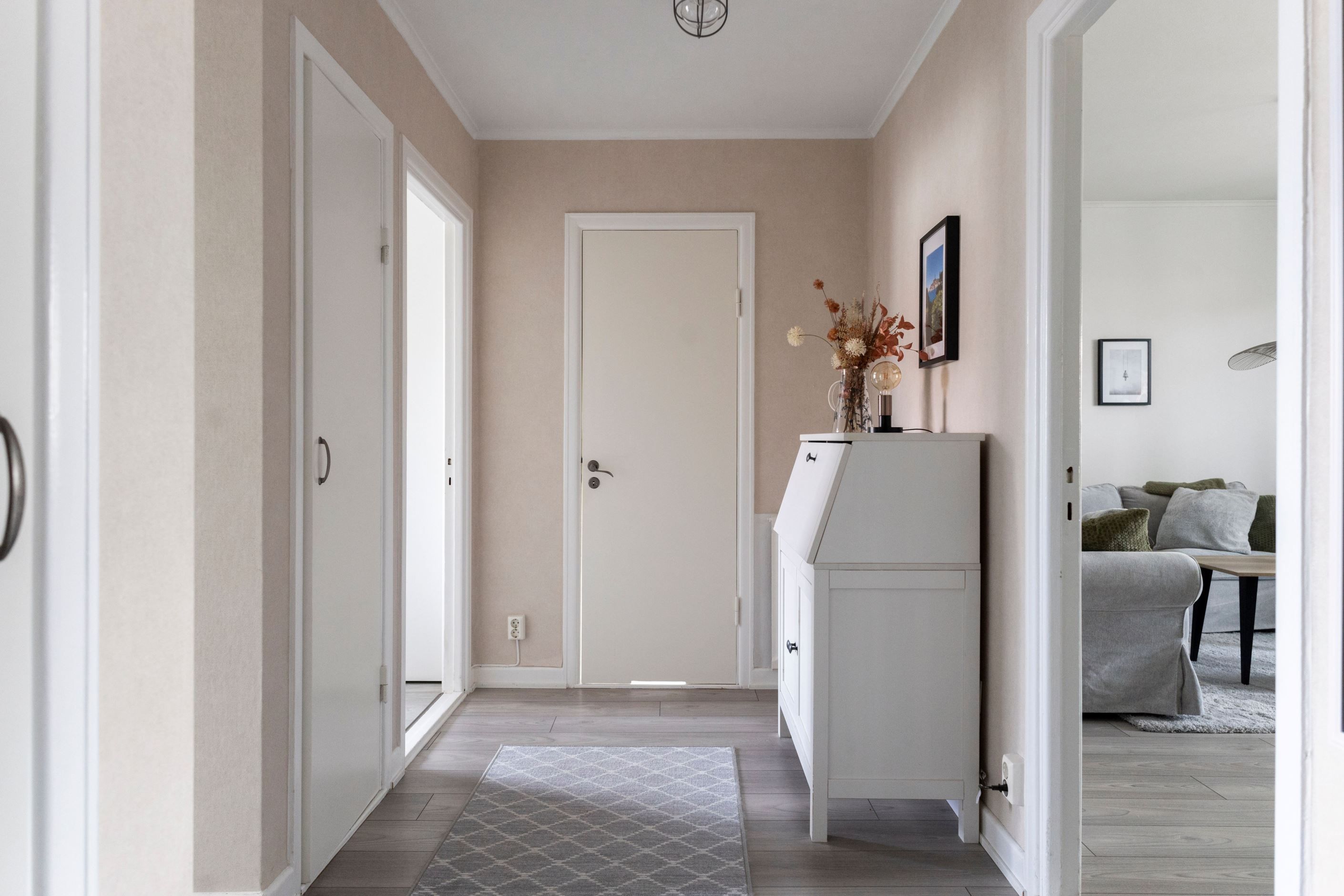 Stig på! Välkomnande möblerbar hall.