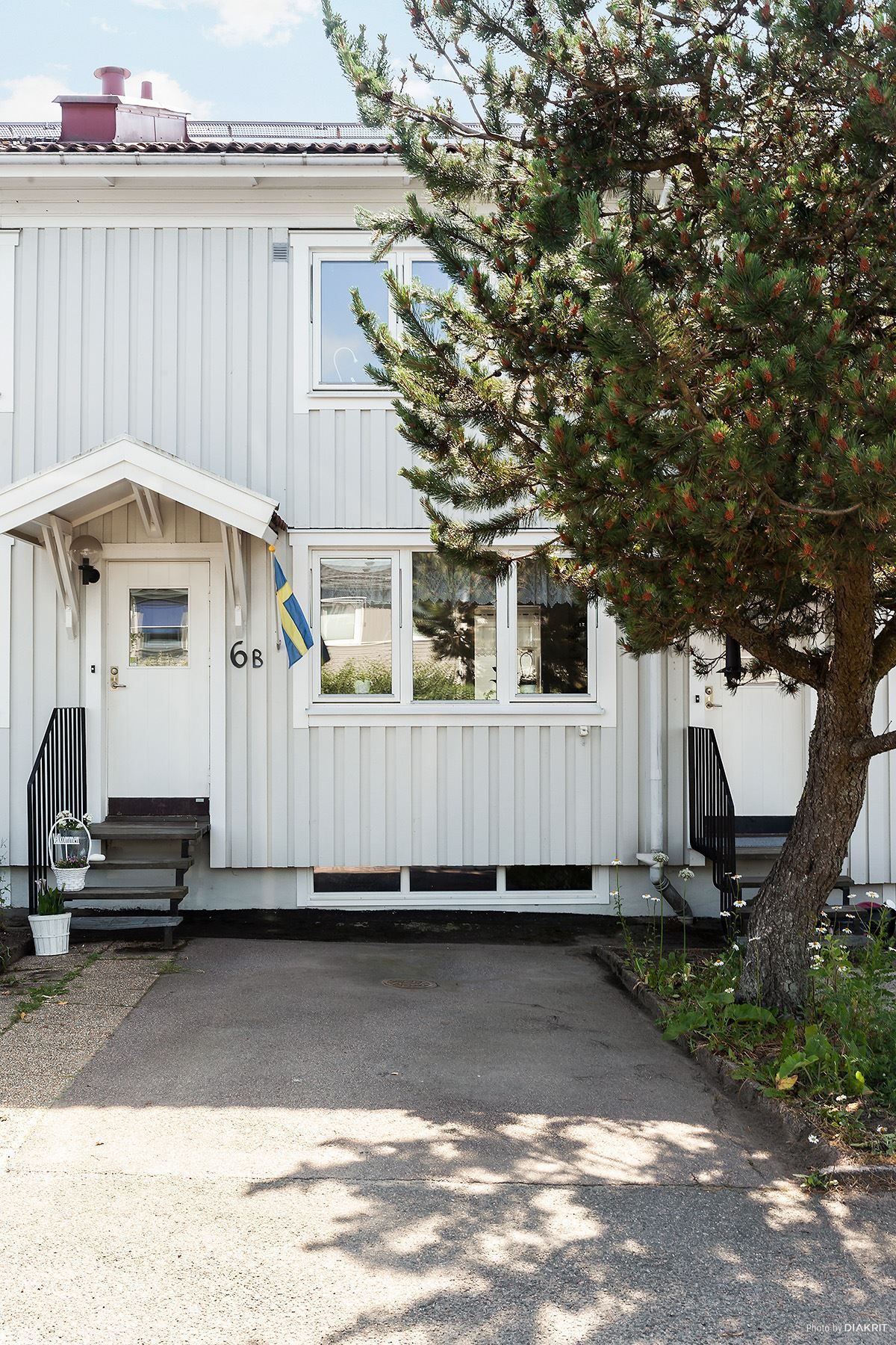 Parkering alldeles utanför på framsidan.