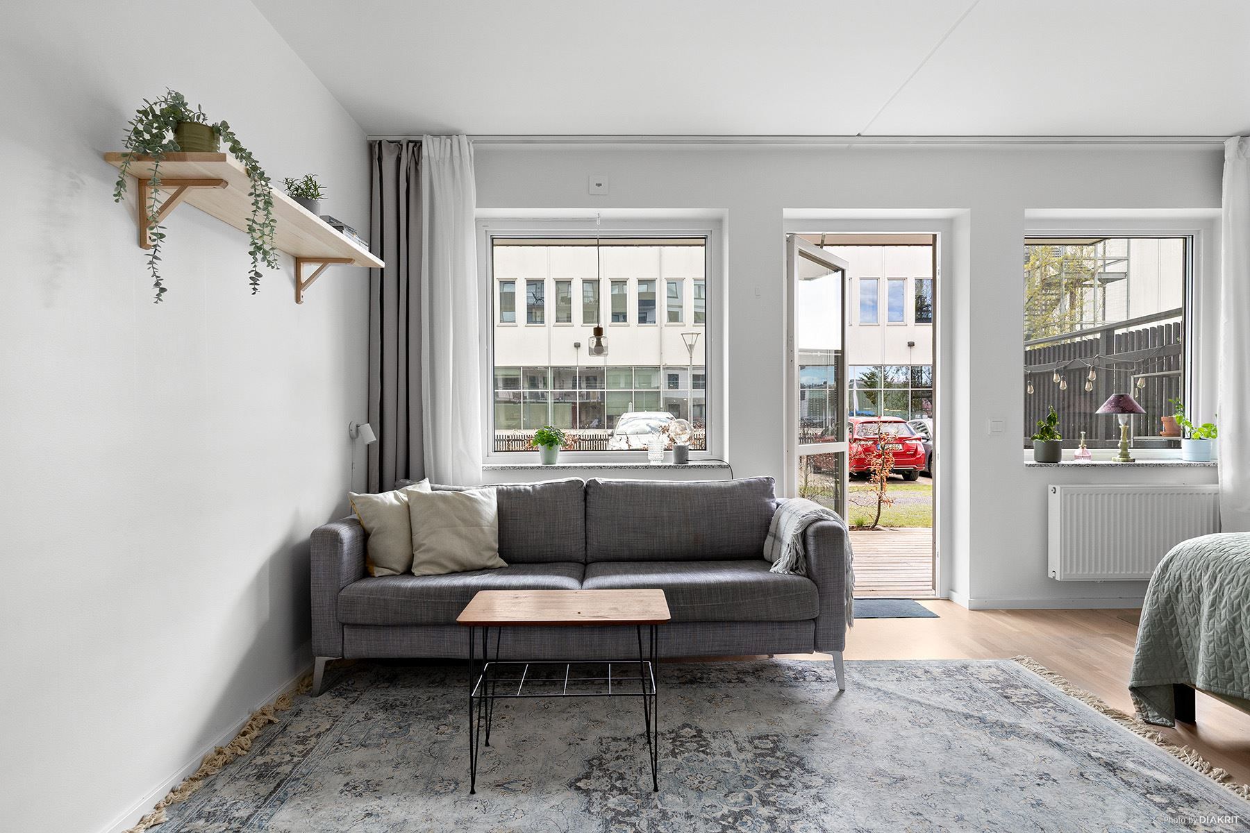 Bostaden har gott om naturligt ljusinsläpp.