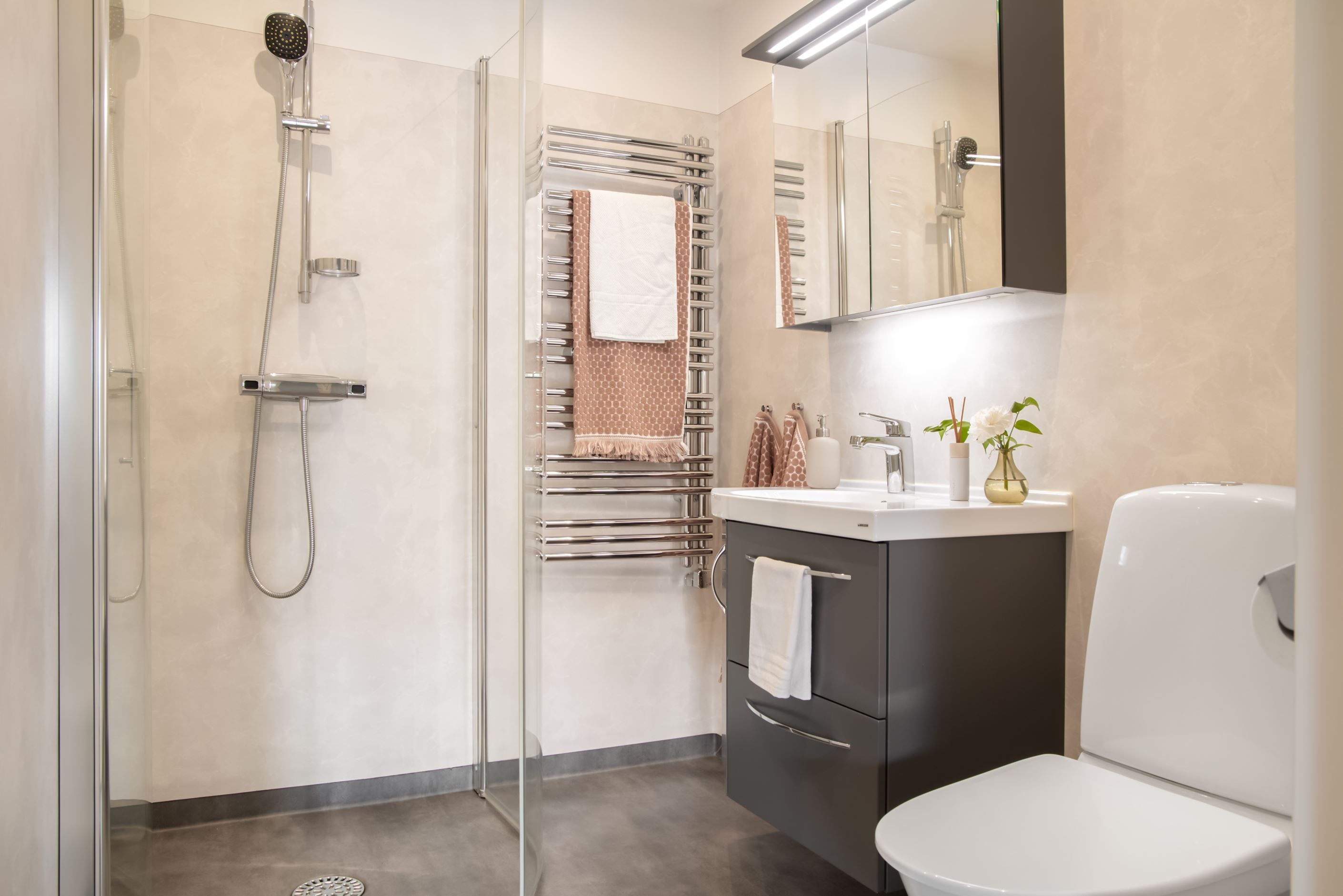 Även på nedre plan finns ett kanonfint badrum från 2018.