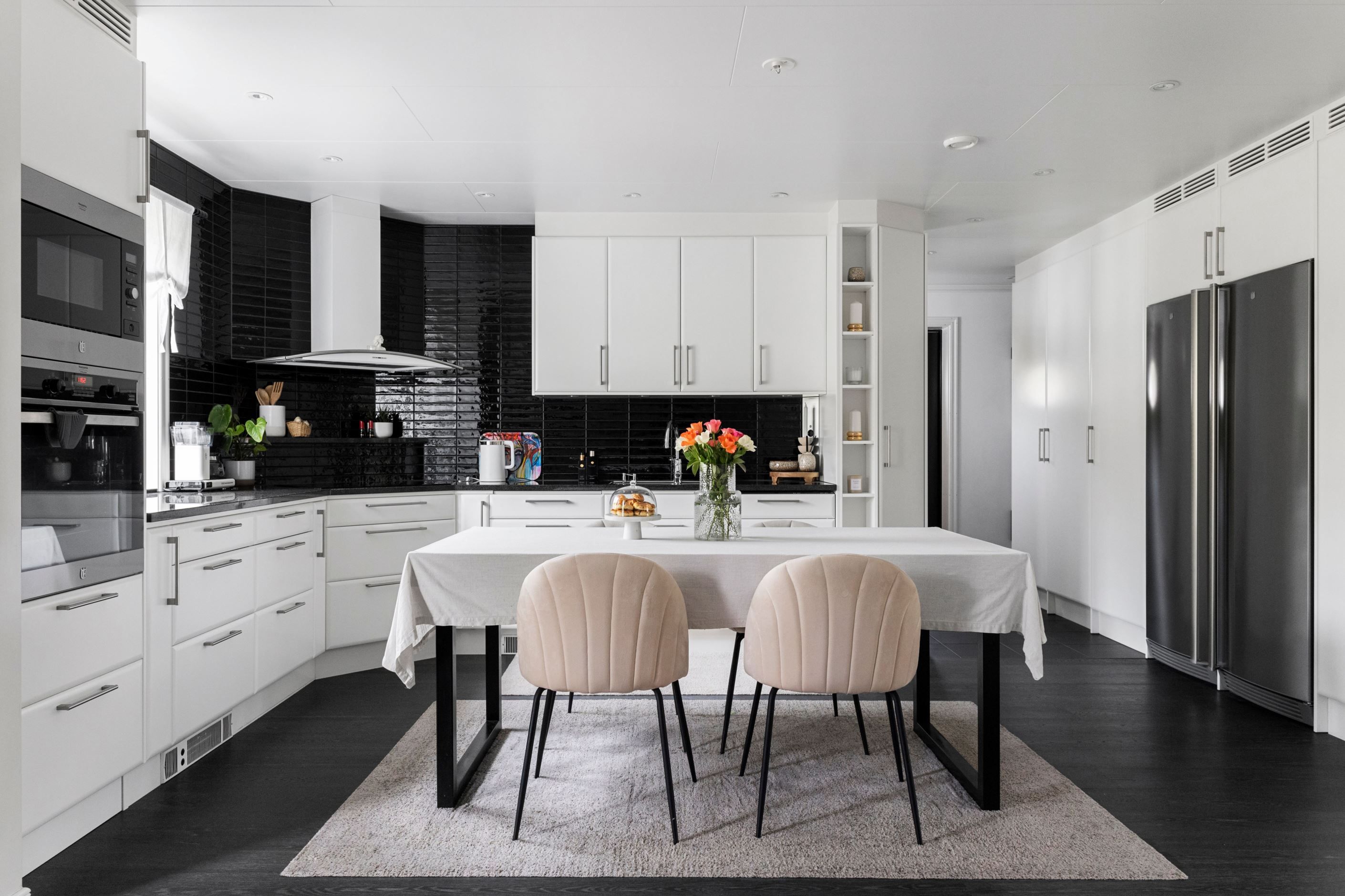 Välkomna till ett mycket fint och rymligt parhus.