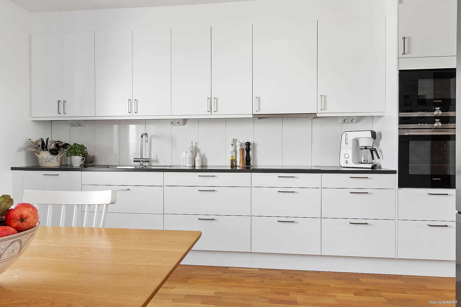 Här finns ett kök med rejäla förvaringsmöjligheter.