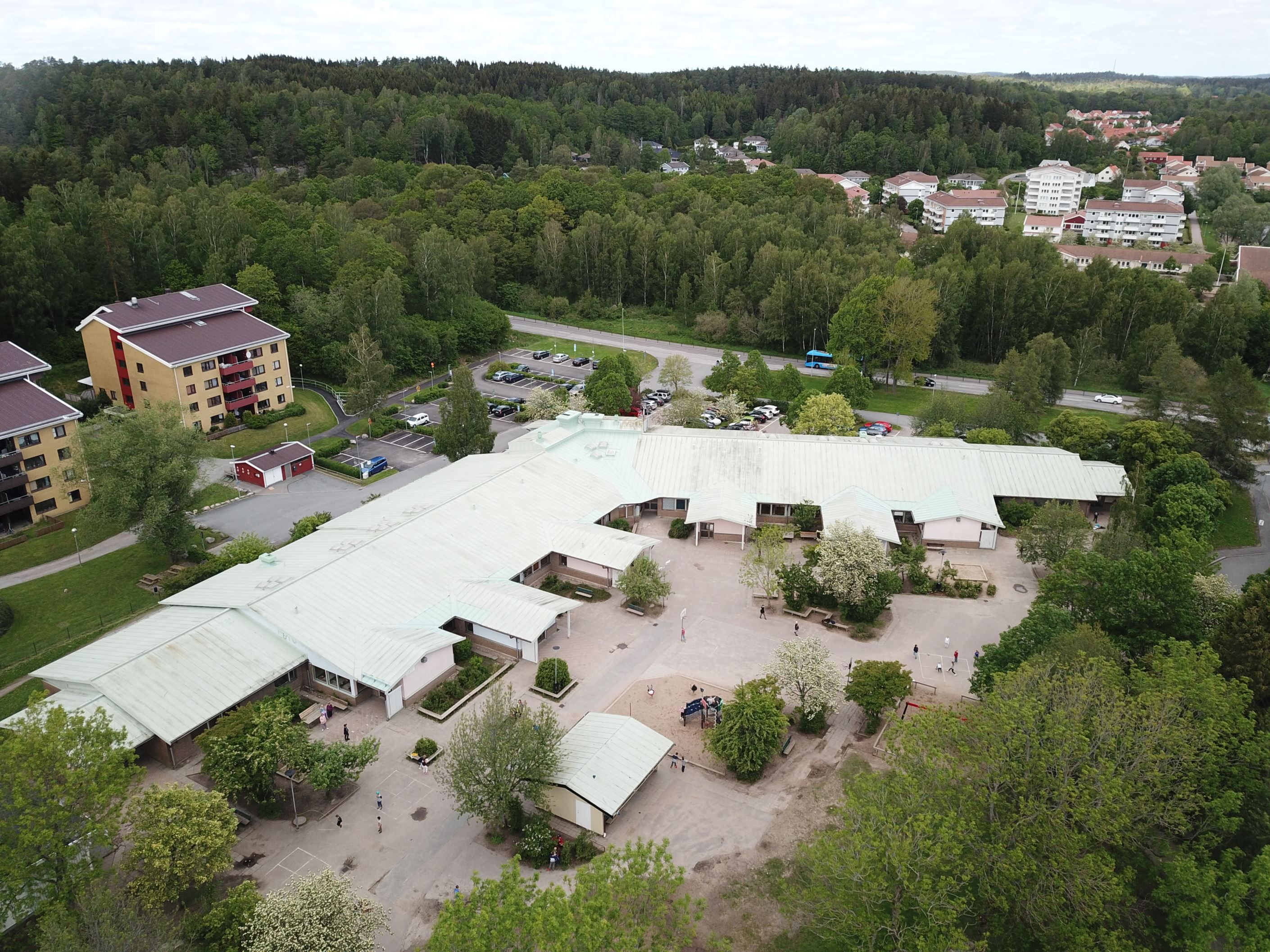 Kullenskolan en kort promenad bort har årskurser 0-6.