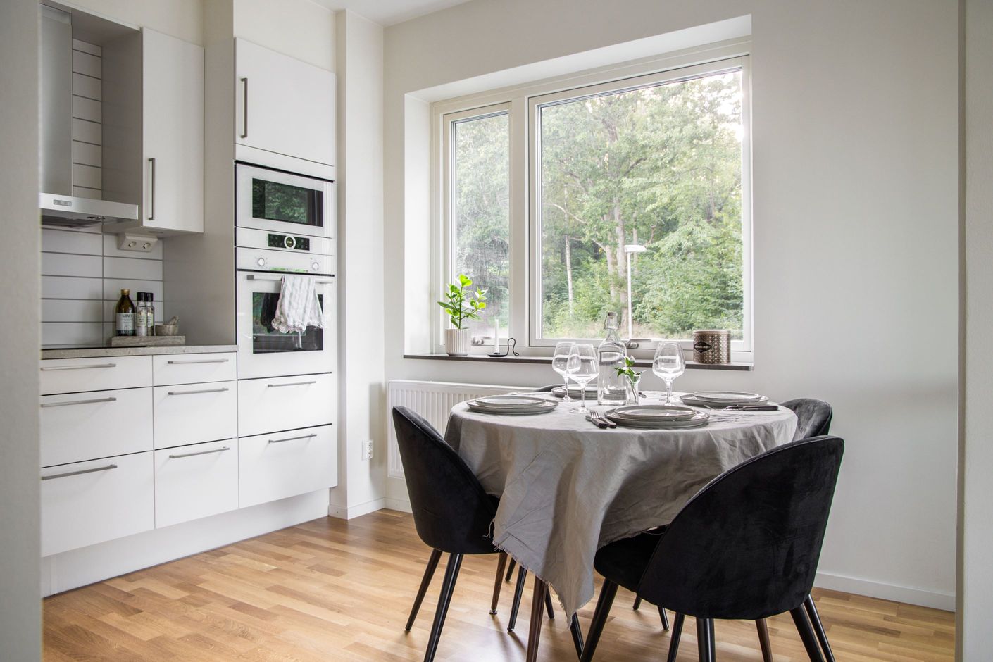 I köket finns en matplats med gott om naturligt ljusinsläpp.