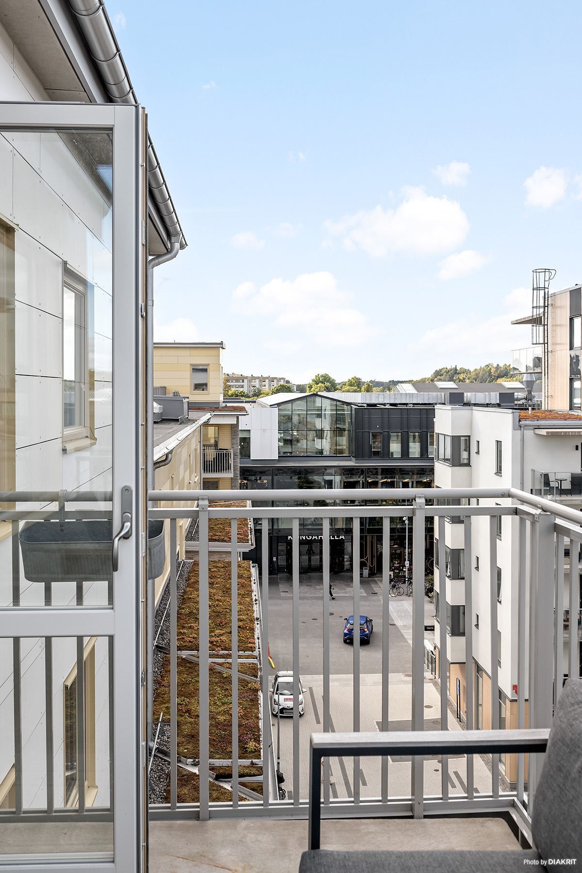 Åt ena hållet på balkongen syns närheten till Kongahälla center.