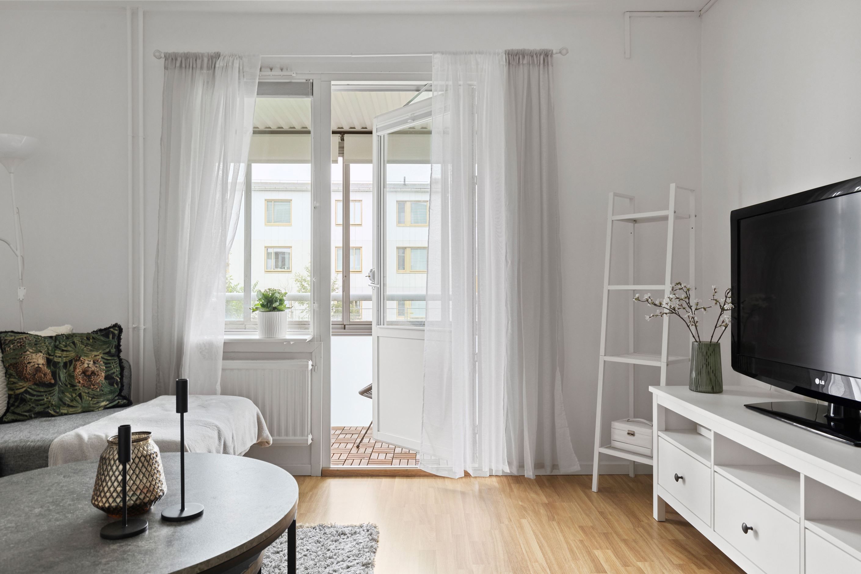 En bostad med ljusa färgval och fina golv.