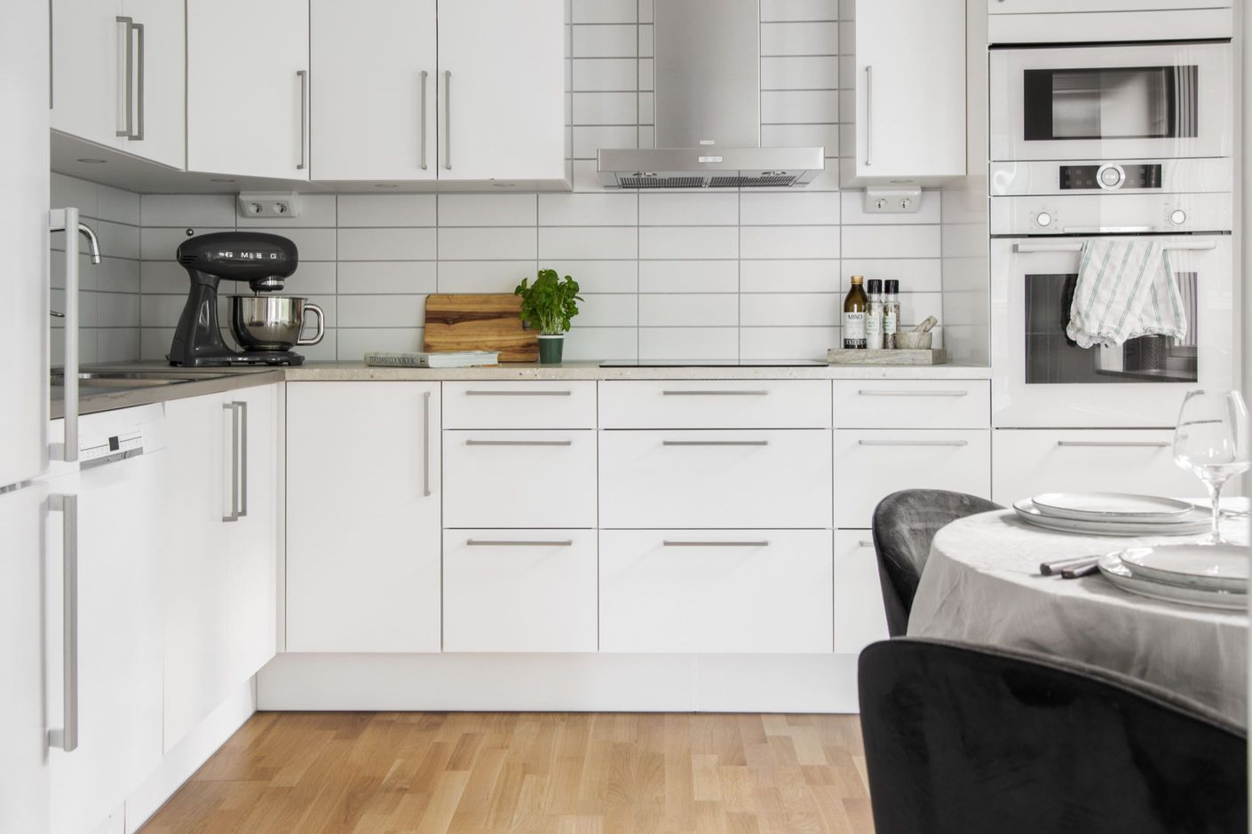 Ett kök i toppskick med neutrala färg och materialval.