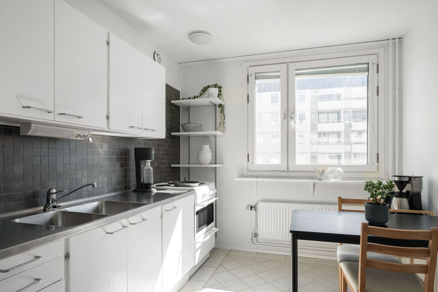 Stort kök med plats för matgrupp.