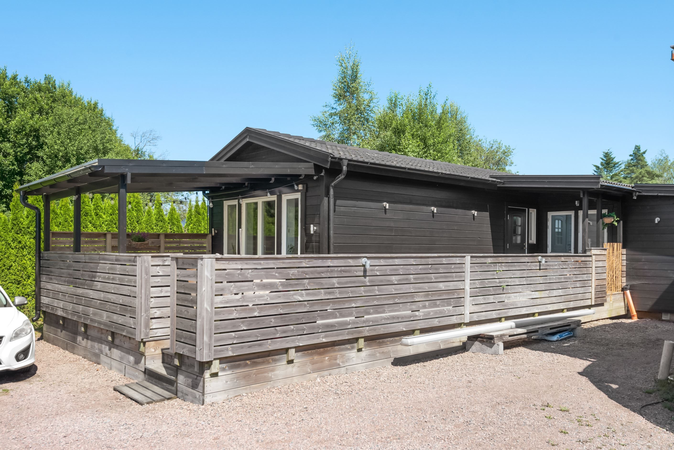 På tomten finns även en väl tilltagen attefallsstuga från 2017.