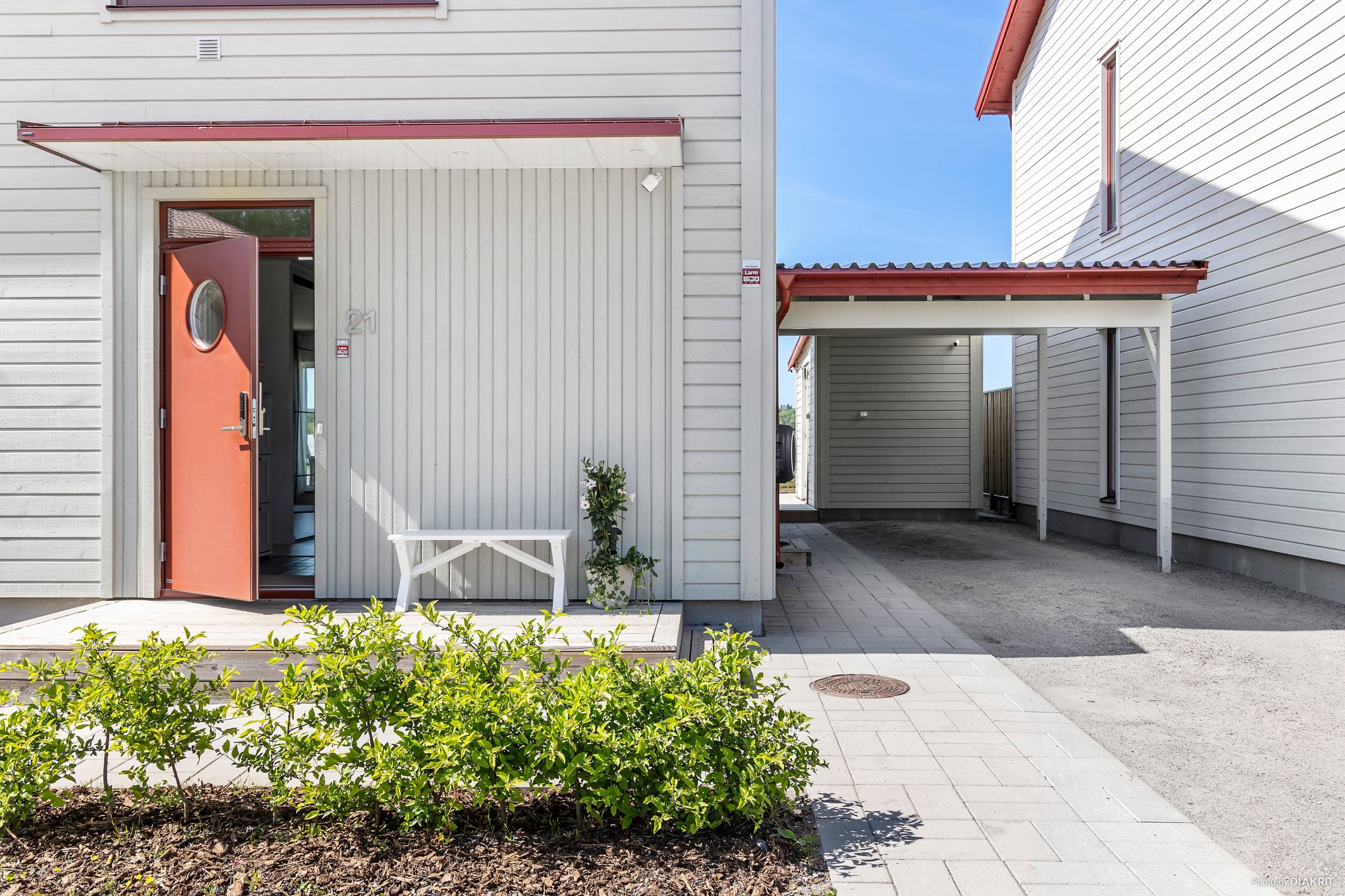 På framsidan finns fler uteplatser och även gott om plats för två bilar.