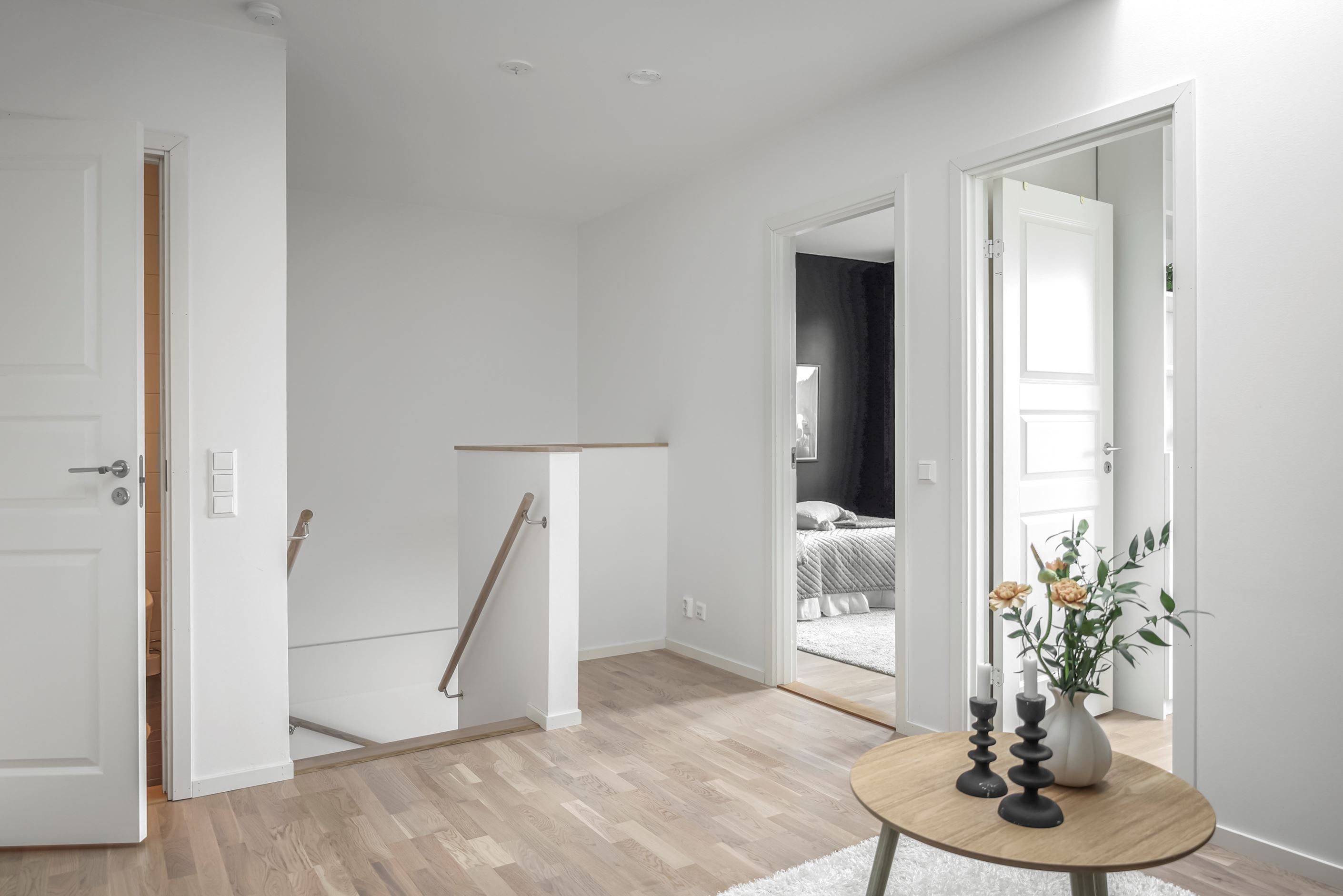 Övre plan nås via trappan i vardagsrummet.