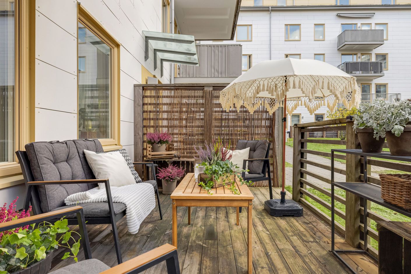 Uteplatsen mot innergården är verkligen en av bostadens pärlor.