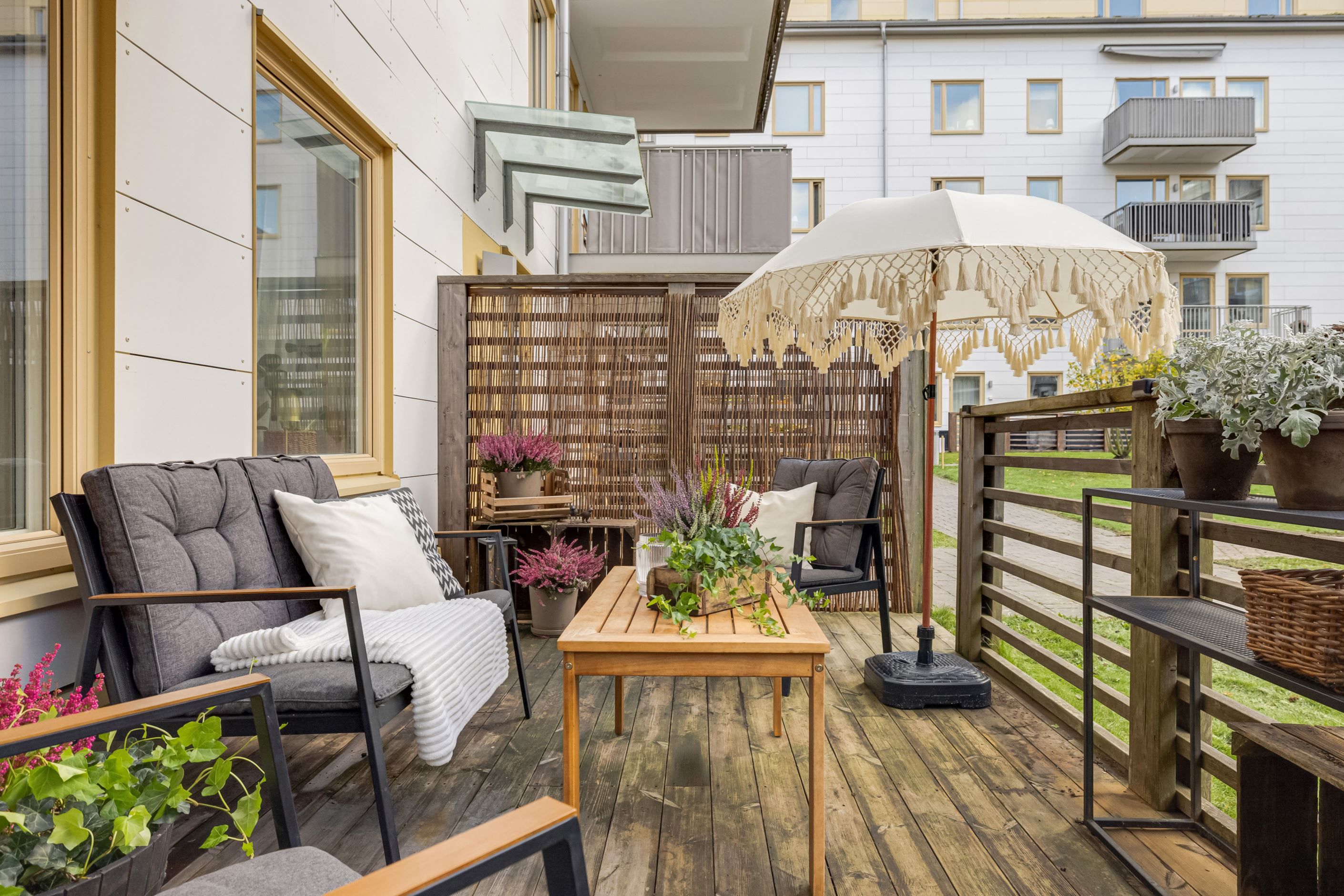 Uteplatsen mot innergården är verkligen en av bostadens pärlor.