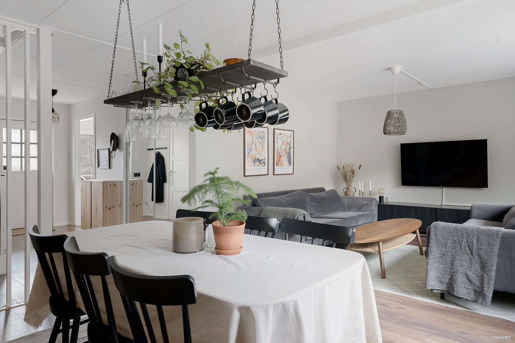 Välkomna till ett parhus i riktigt bra skick.