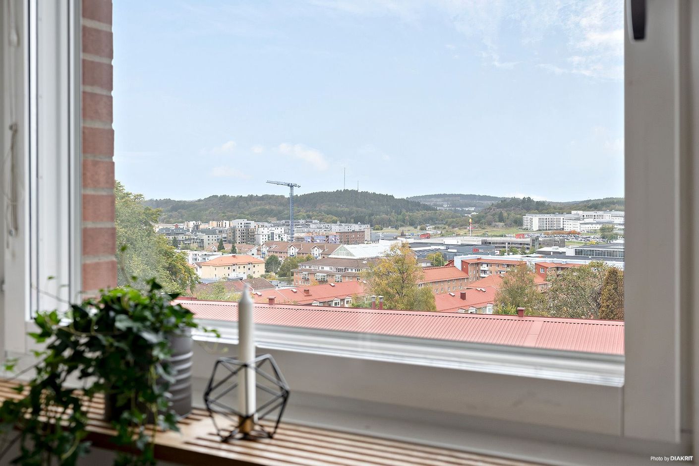 Bostaden har insynsskyddade fönster med utsikt över takåsarna.