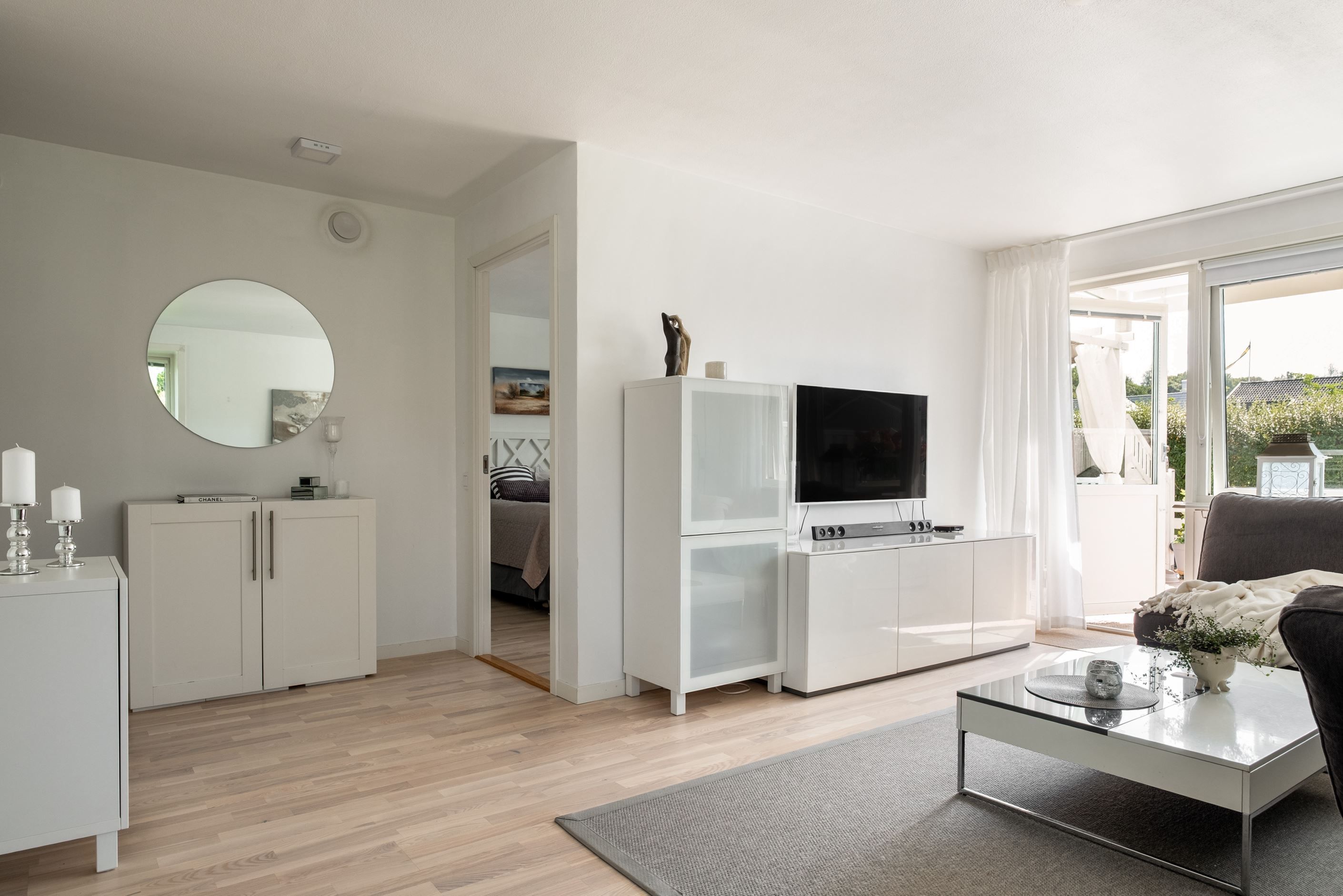 Från vardagsrummet nås en av bostadens pärlor, uteplatsen på baksidan.