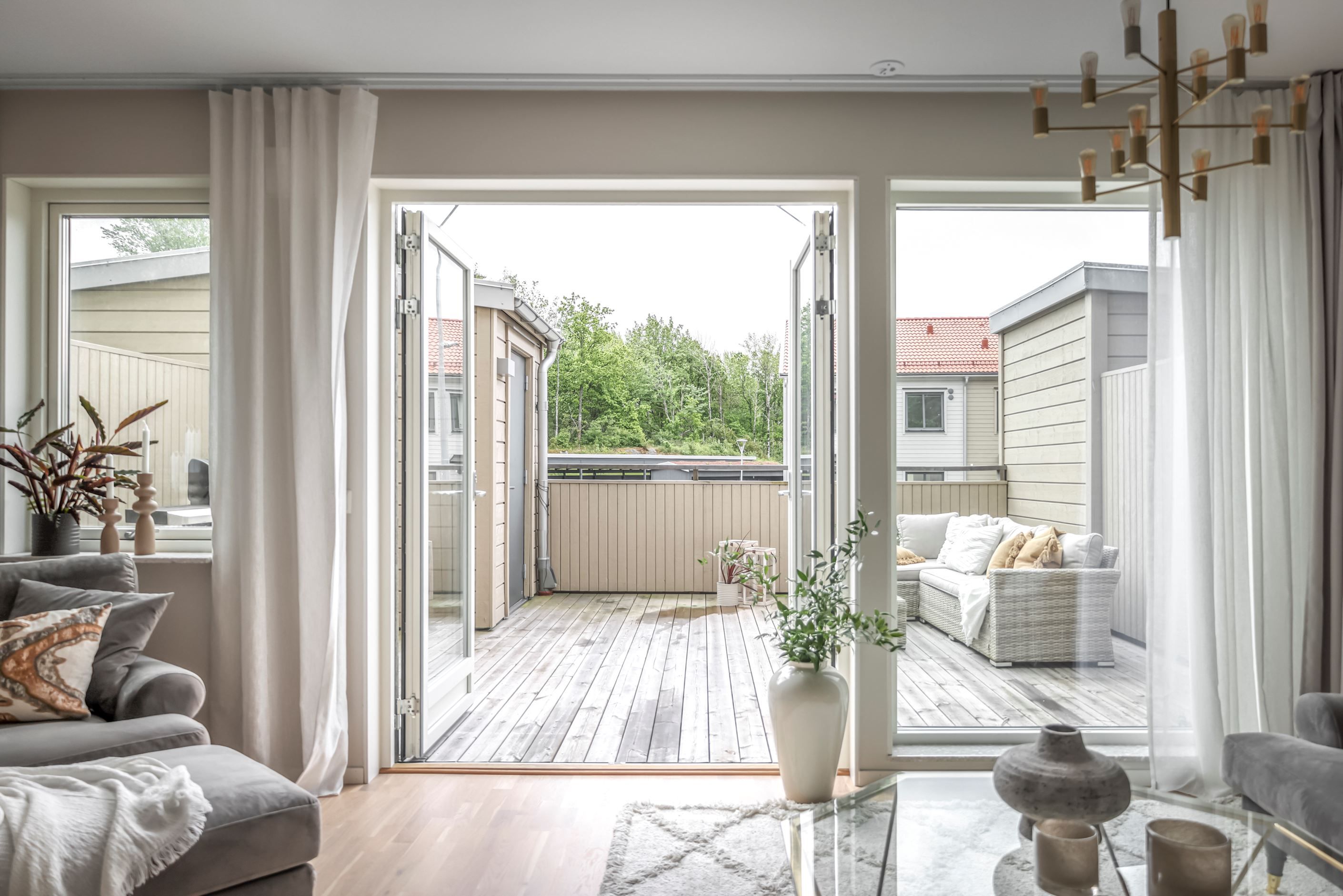 Stora dubbeldörrar i glas öppnar upp mot altanen.