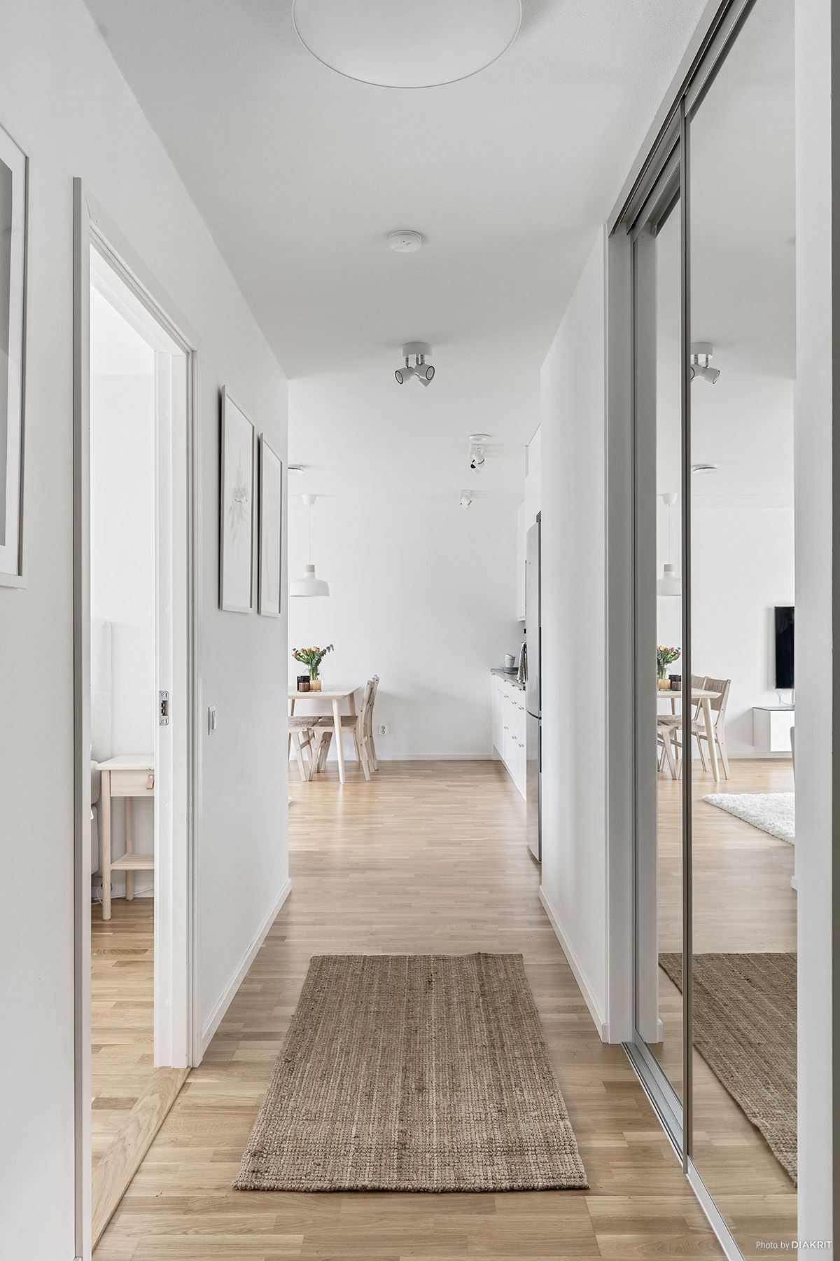 Ni möts av en välkomnande hall med fina förvaringsmöjligheter.