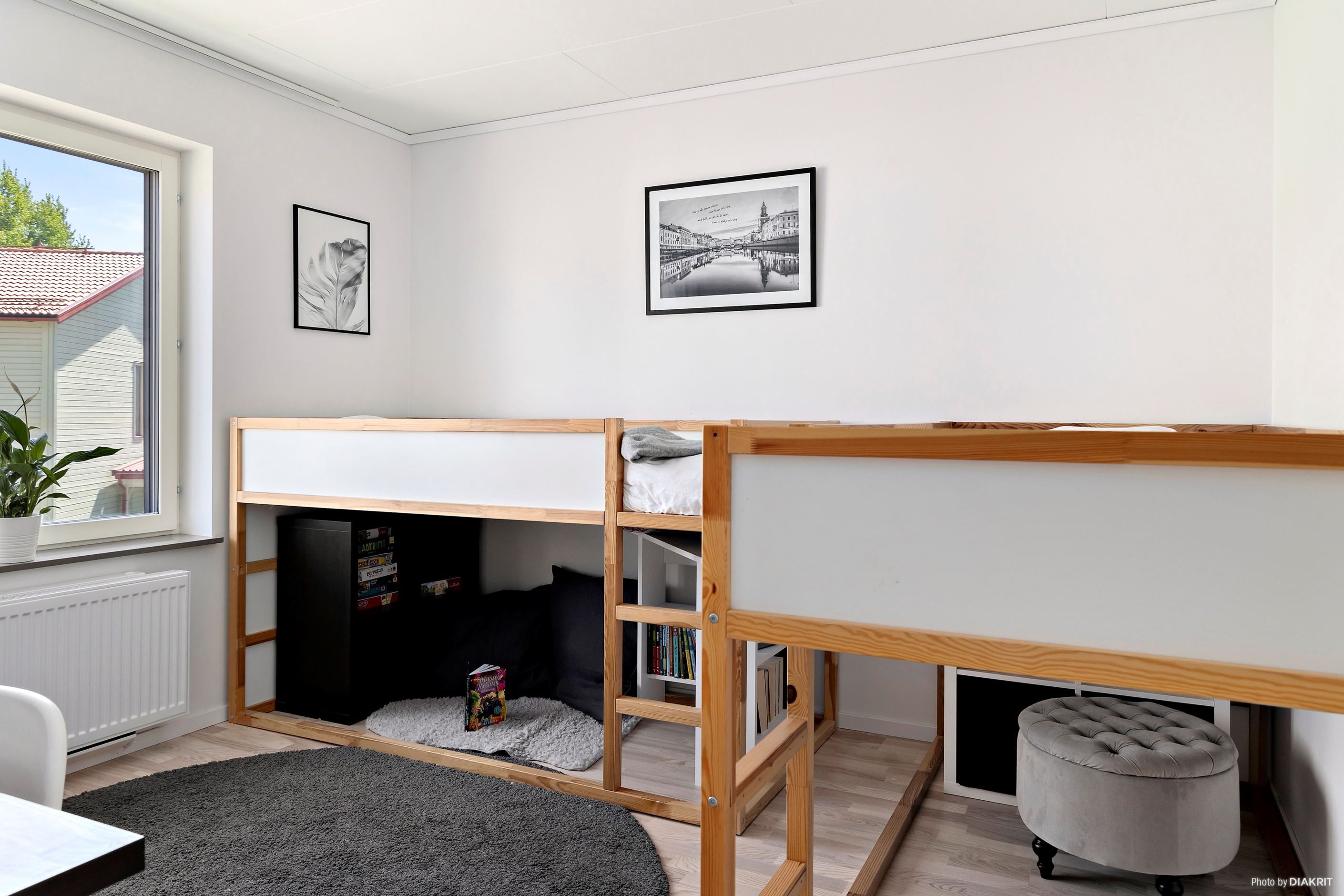 Även nästa rum är rymligt med plats för två sängar.