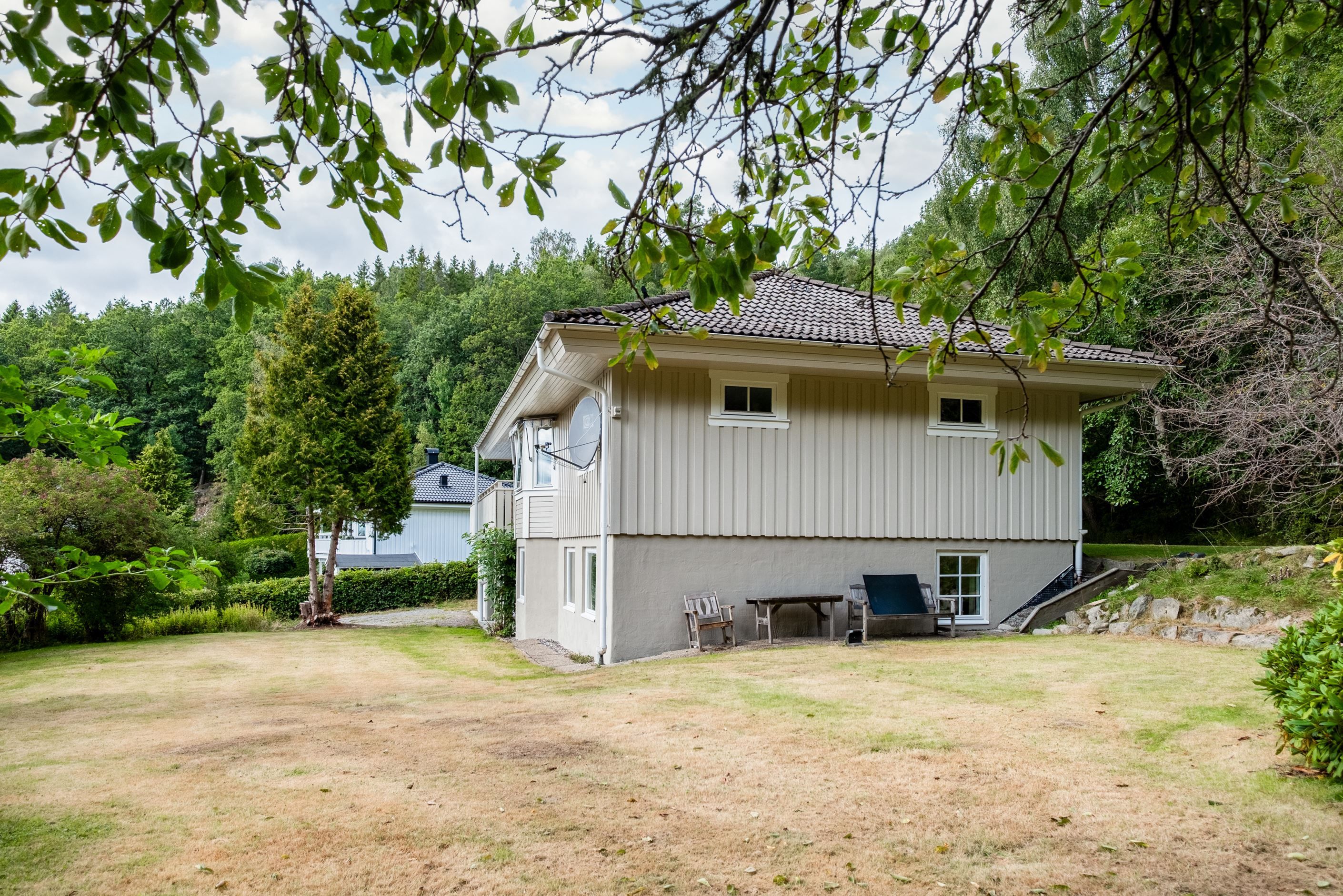 Den stora tomten ger utrymme för planteringsmöjligheter och avkoppling.