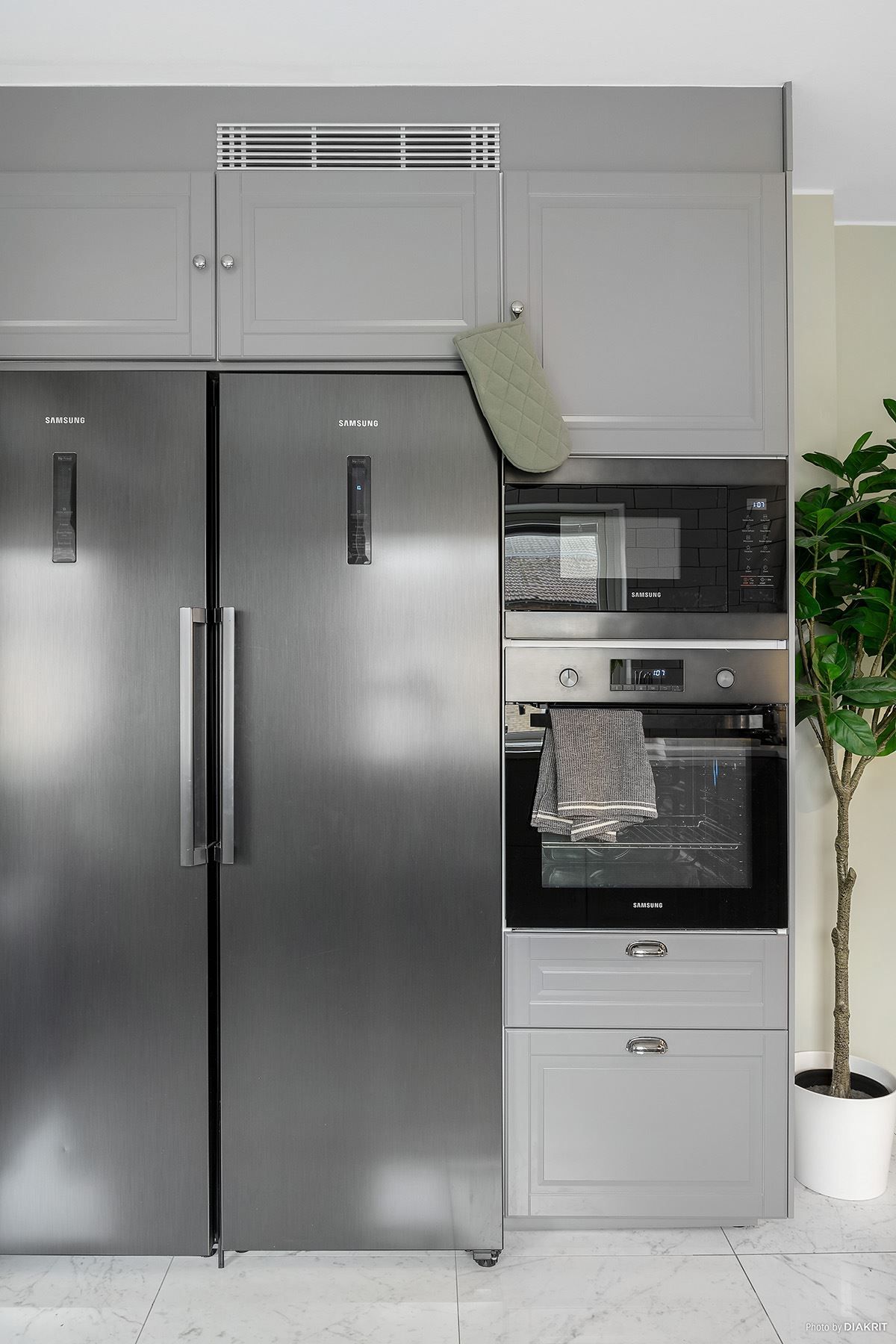 Stilrena färger och moderna vitvaror.