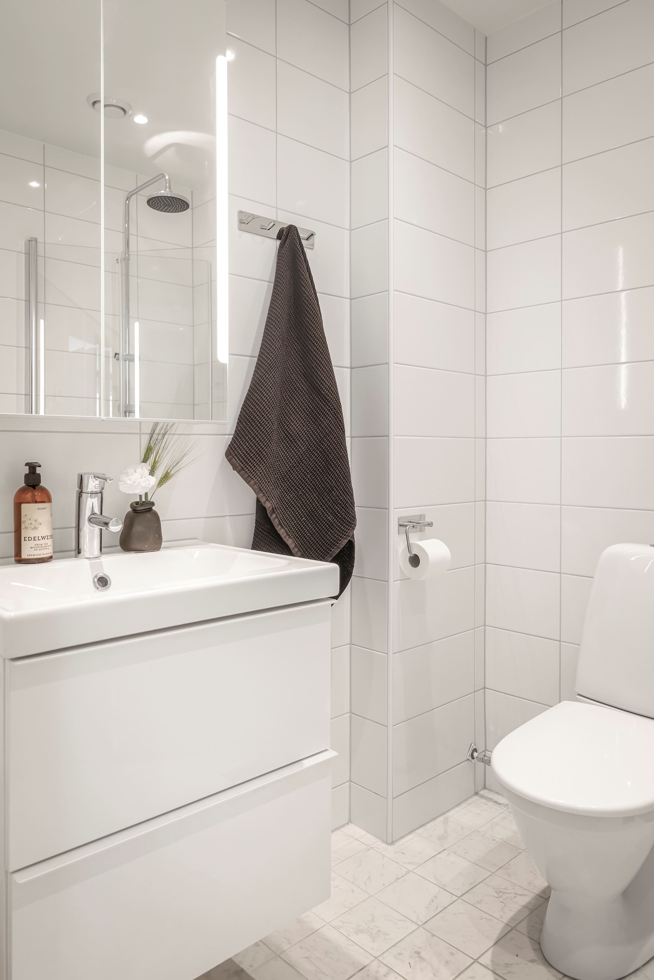 Även badrummet på övre plan är kanonfint.