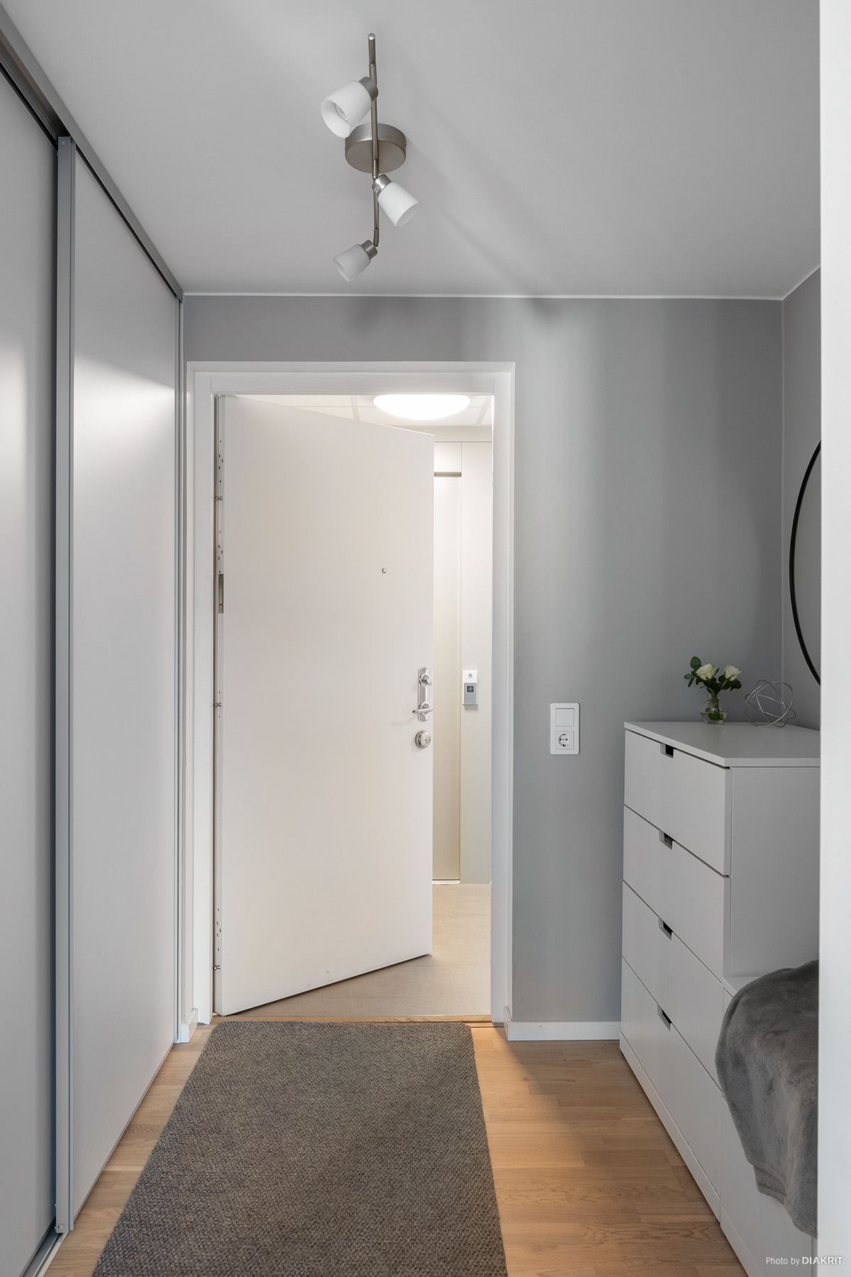 Vid entrén finns förvaringslösning med skjutdörrar.