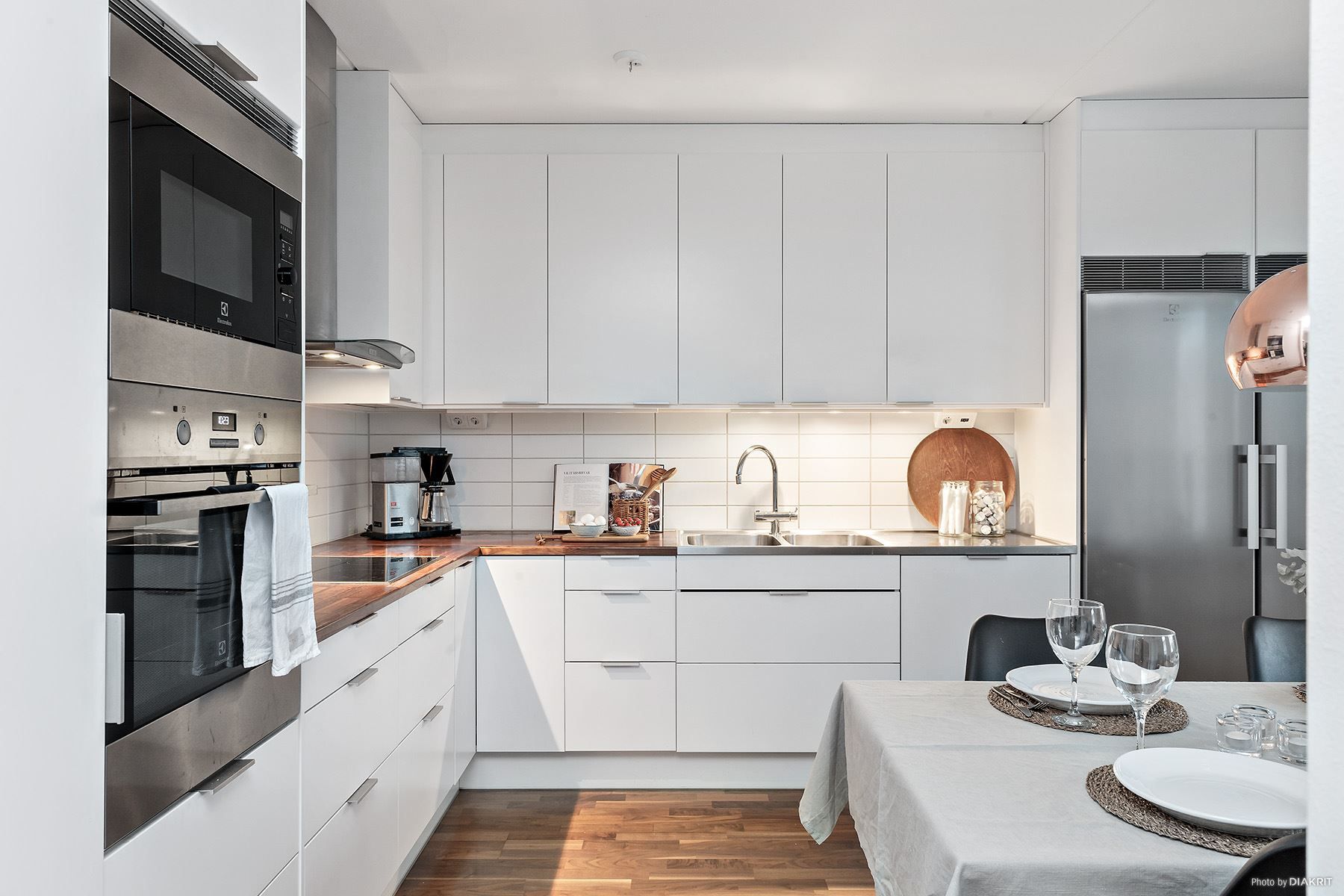 Här finns gott om förvaringsmöjligheter och arbetsytor.