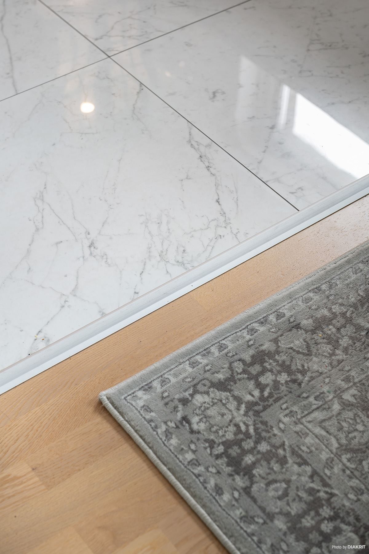 Fina golv är genomgående i bostaden.