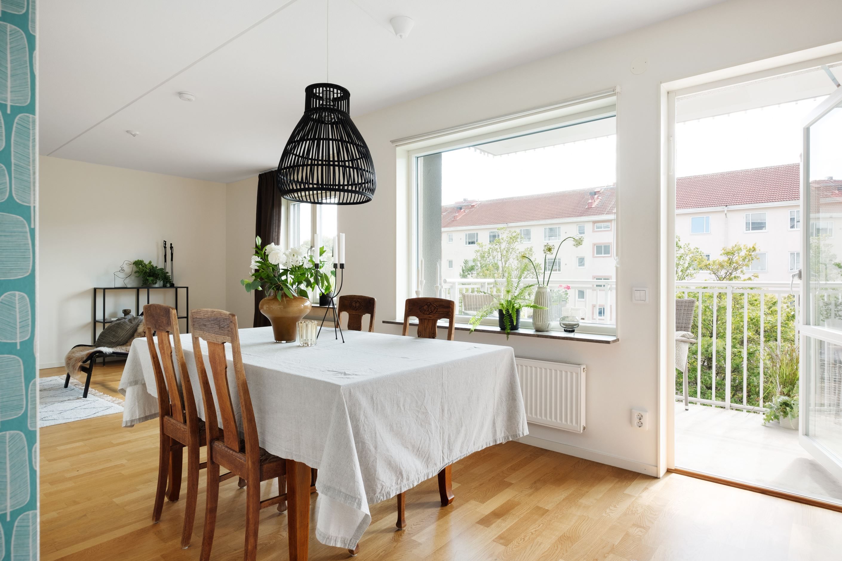 Från matplatsen når man bostadens balkong.