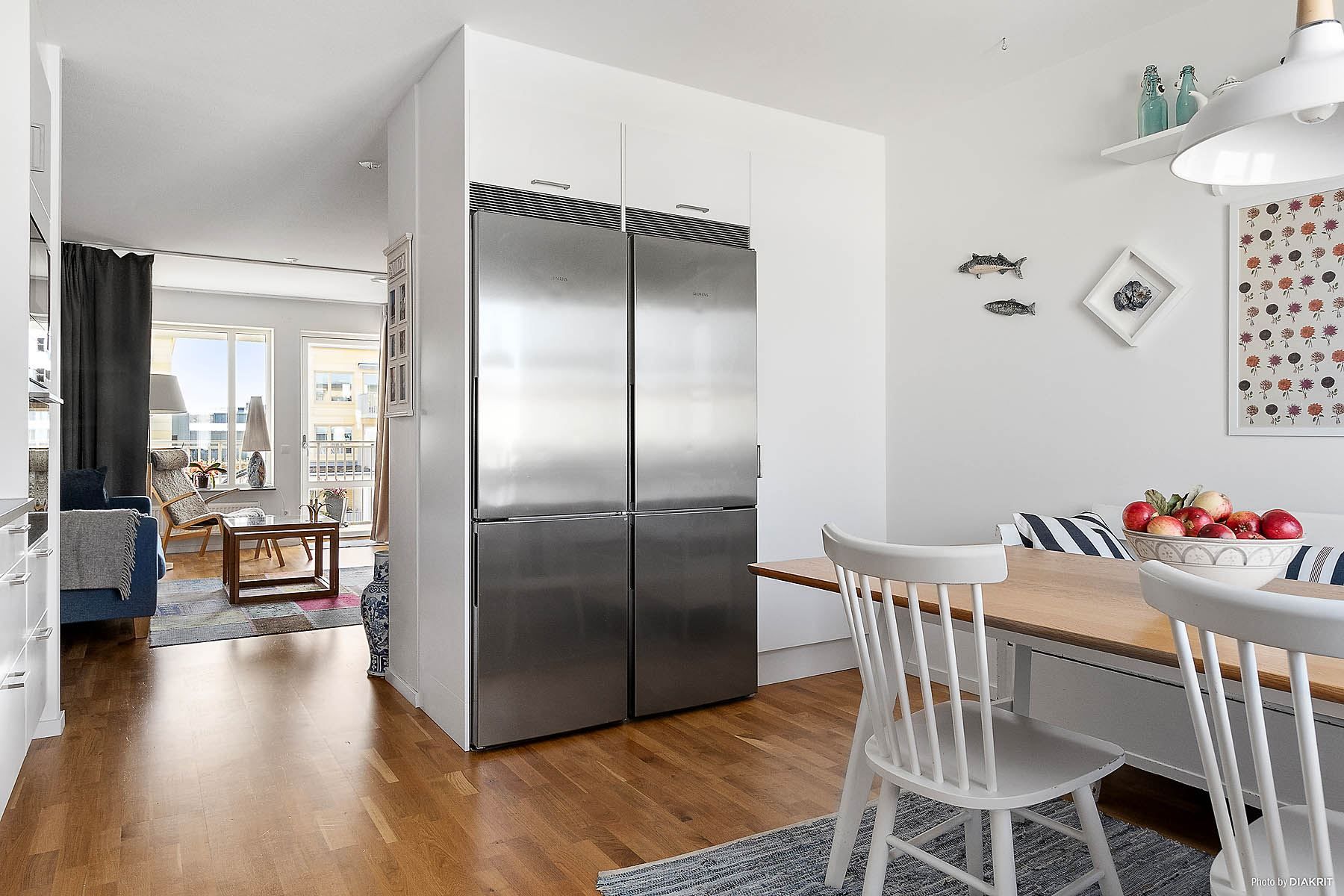 Från köket skymtar vardagsrummet.