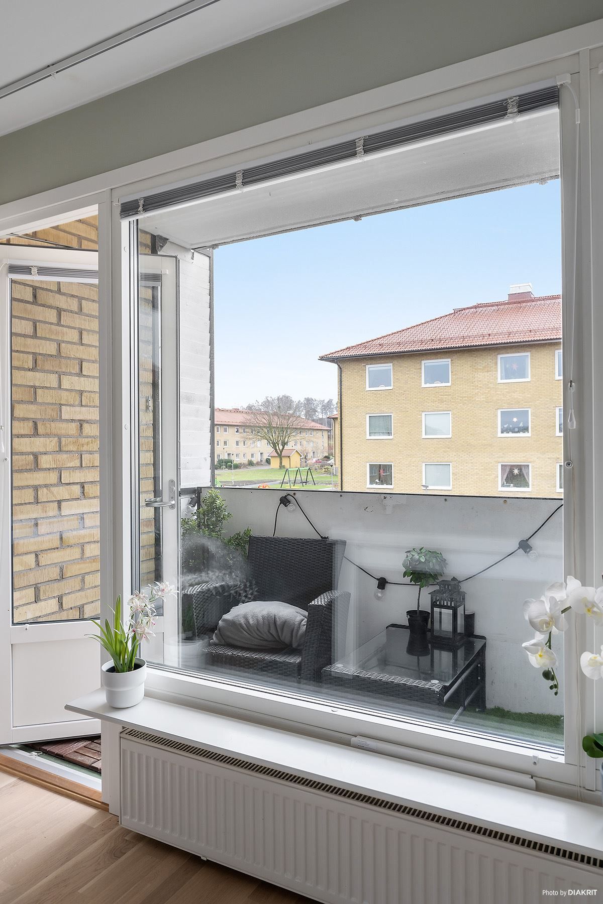 från stora vardagsrummet nås en balkong med bra solläge.