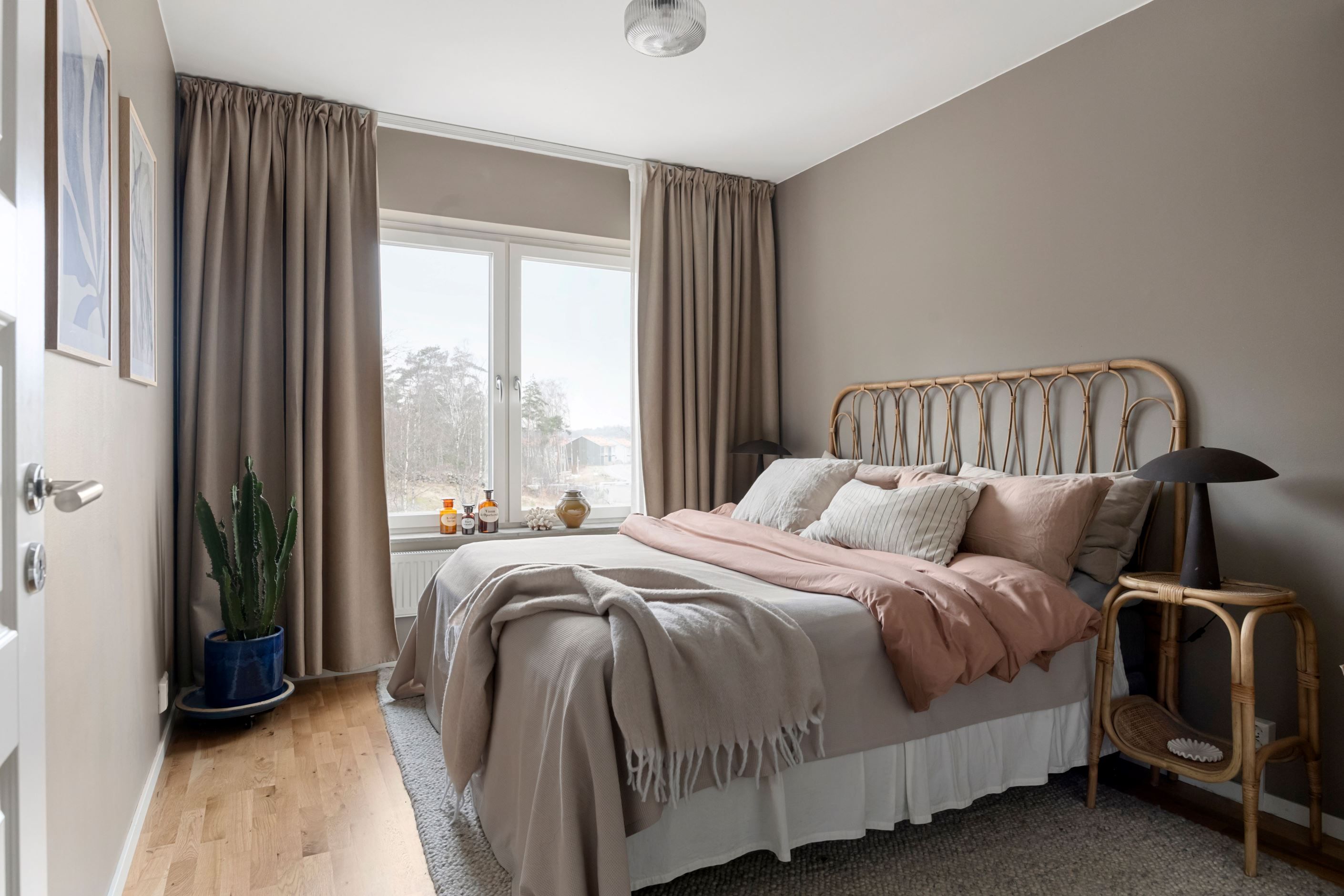 Harmonsikt och inbjudande master bedroom.