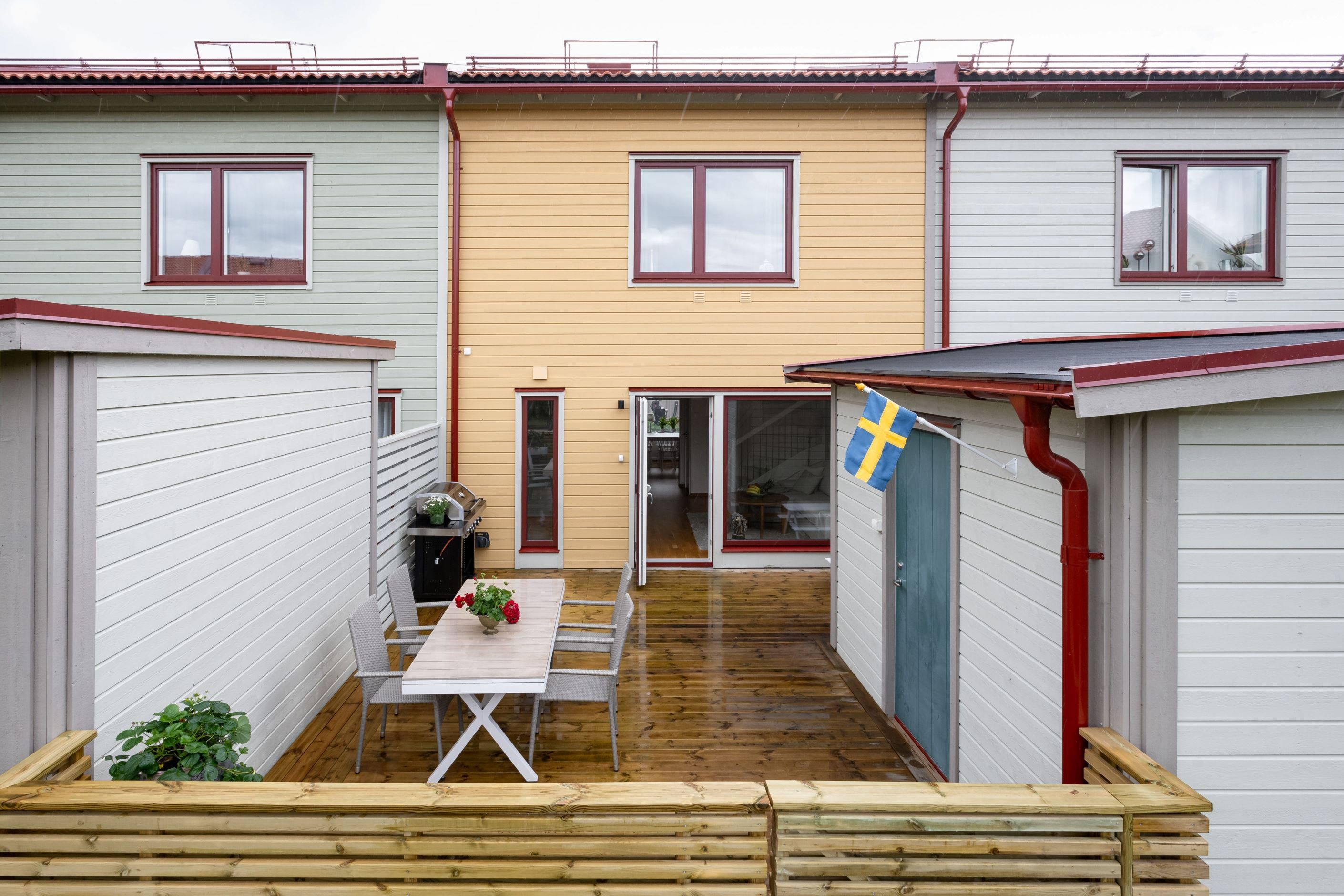 En härlig uteplats med ny trall och nytt staket