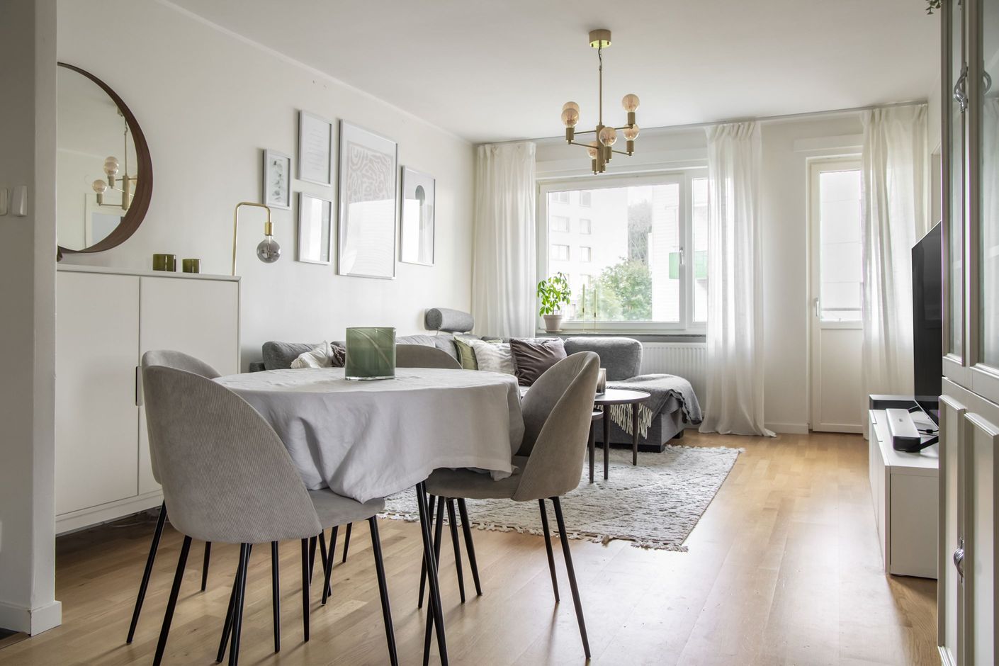 I vardagsrummet finns gott om plats för matgrupp och soffa.