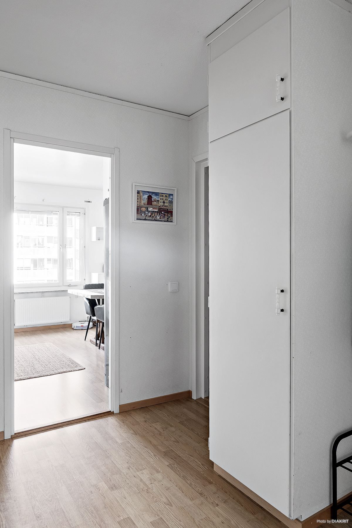 Den bra planerade hallen har gott om avhängnings och förvaringsmöjligheter.