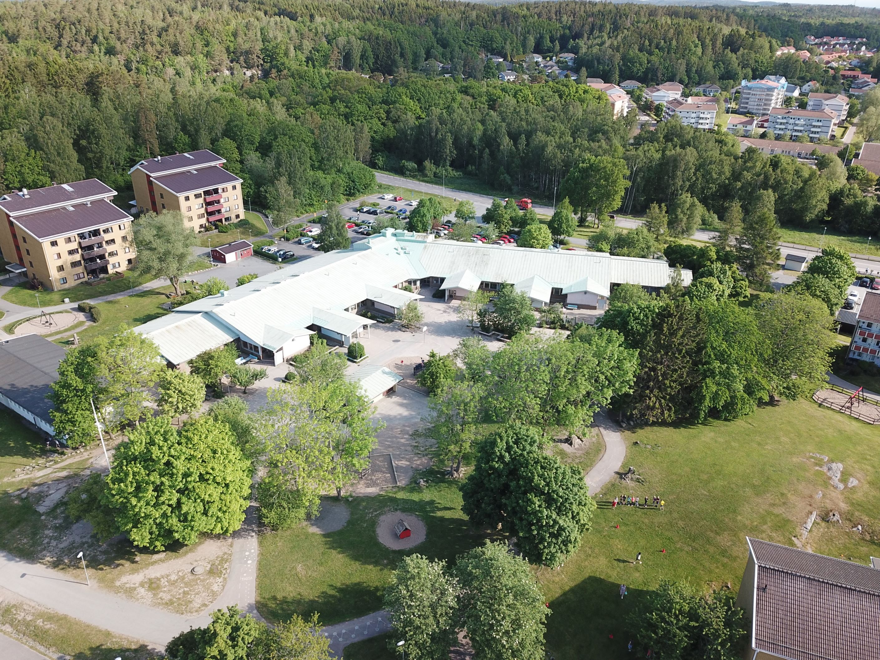 Kullenskolan med åk F-6 alldeles granne med föreningen.