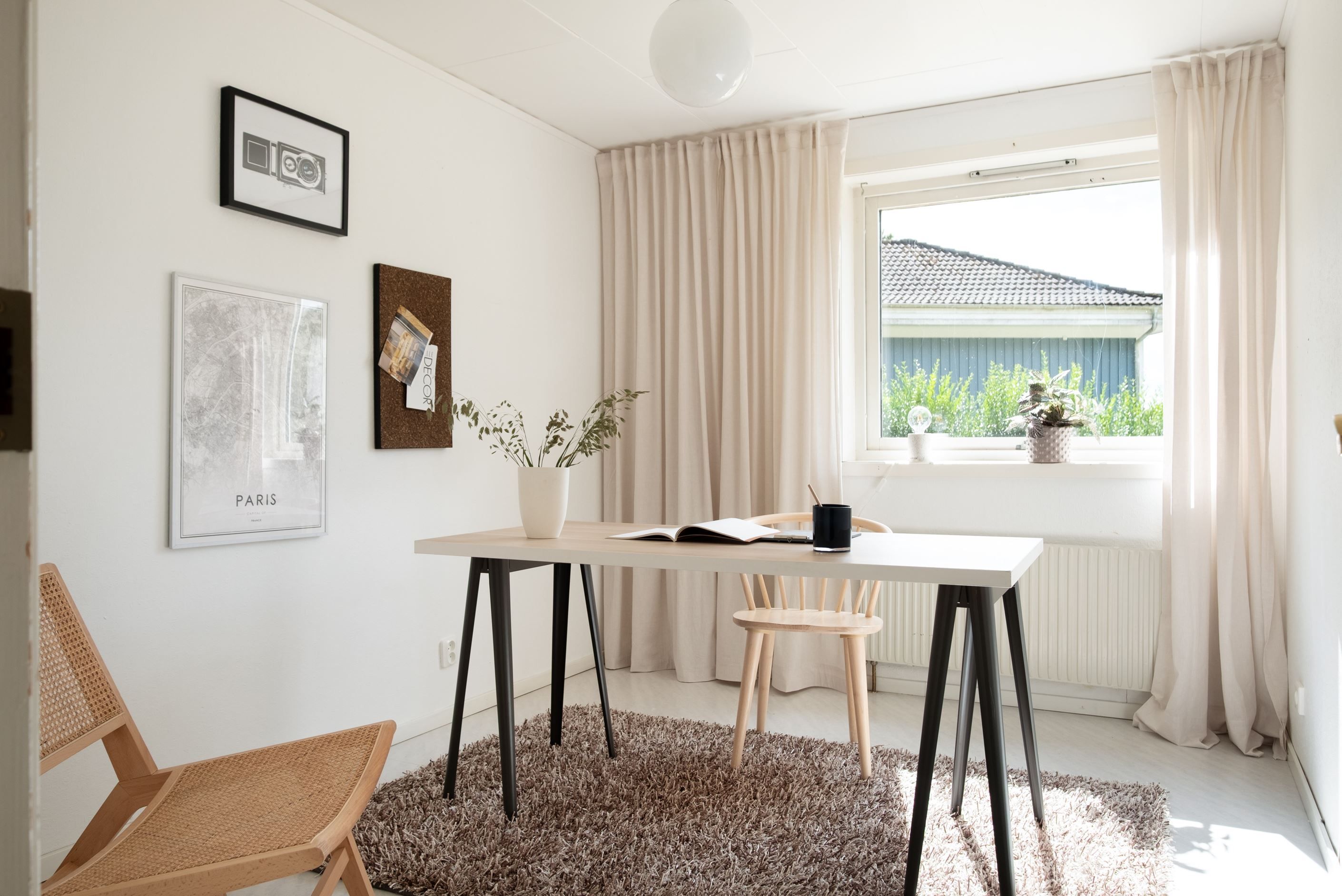 Nästa sovrum på entréplan passar perfekt som hemmakontor.