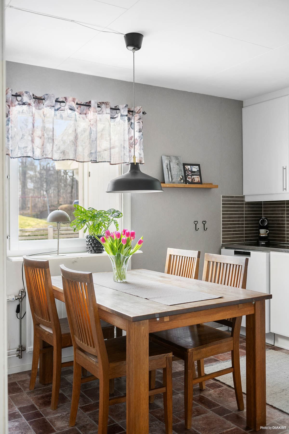 Den ljusa matplatsen vid fönstret.