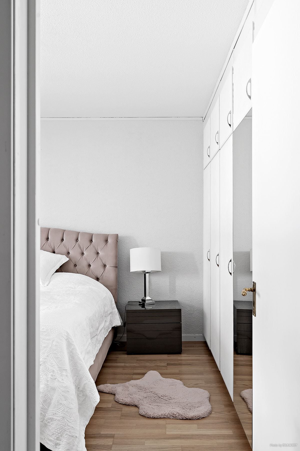 Välkomna in i ett sovrum med fina förvaringsmöjligheter.