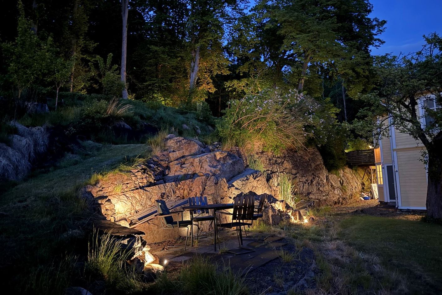En av trädgårdens alla uteplatser på kvällen.