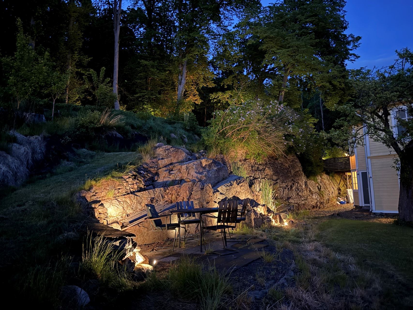 En av trädgårdens alla uteplatser på kvällen.