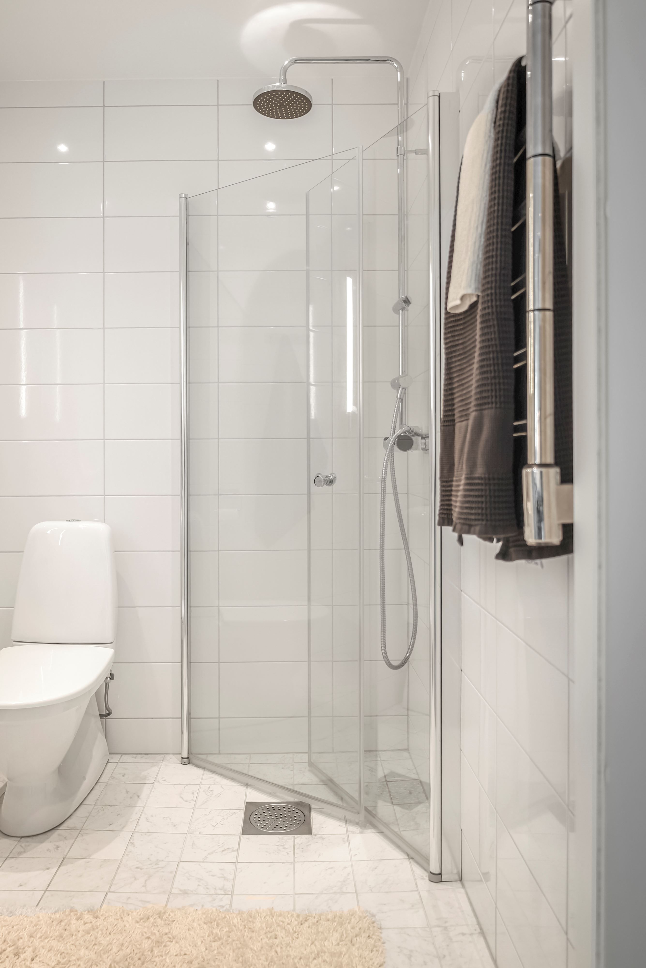 Helkaklat i ljusa färger.