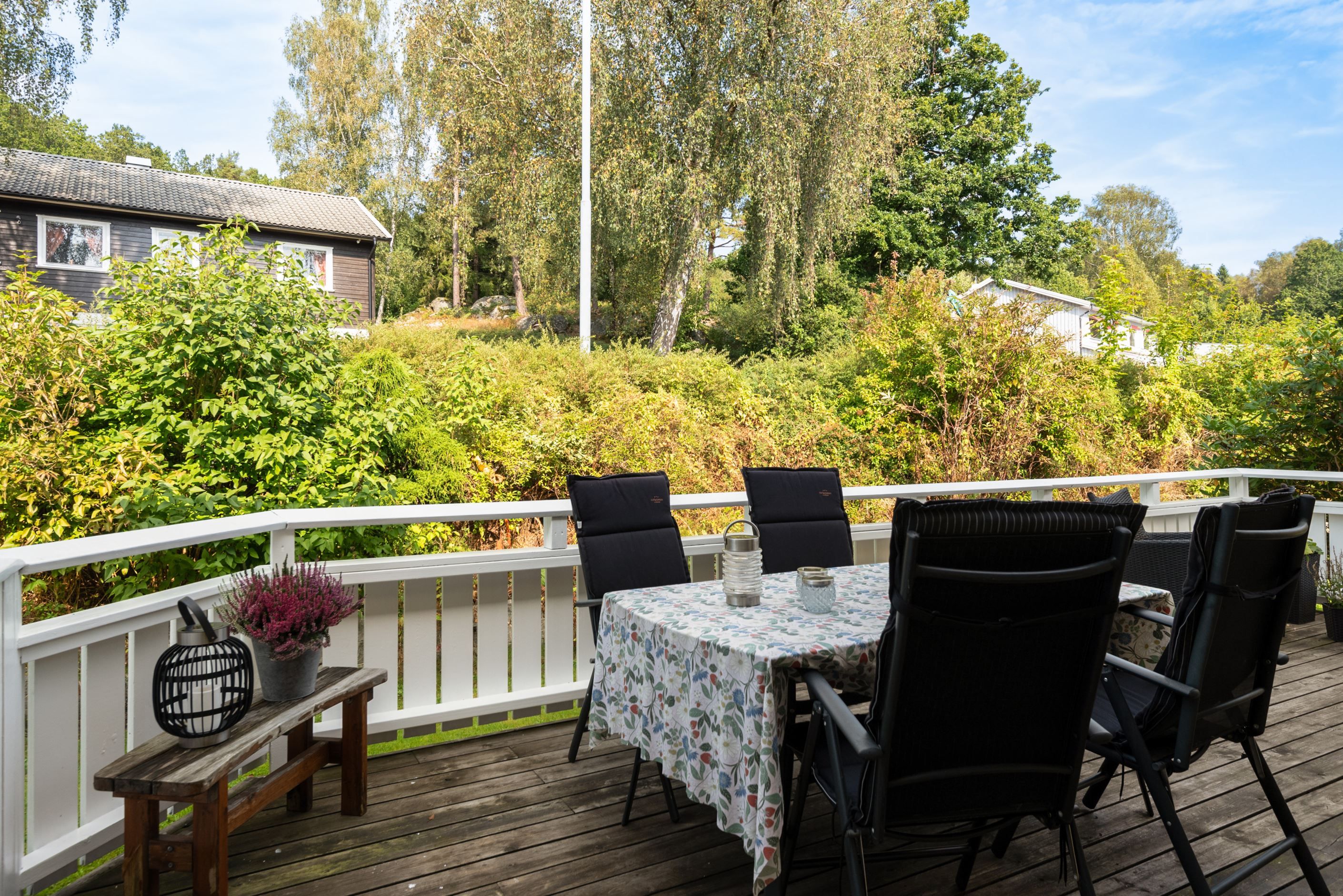 Från vardagsrummet nås altanen på baksidan med sitt privata läge.