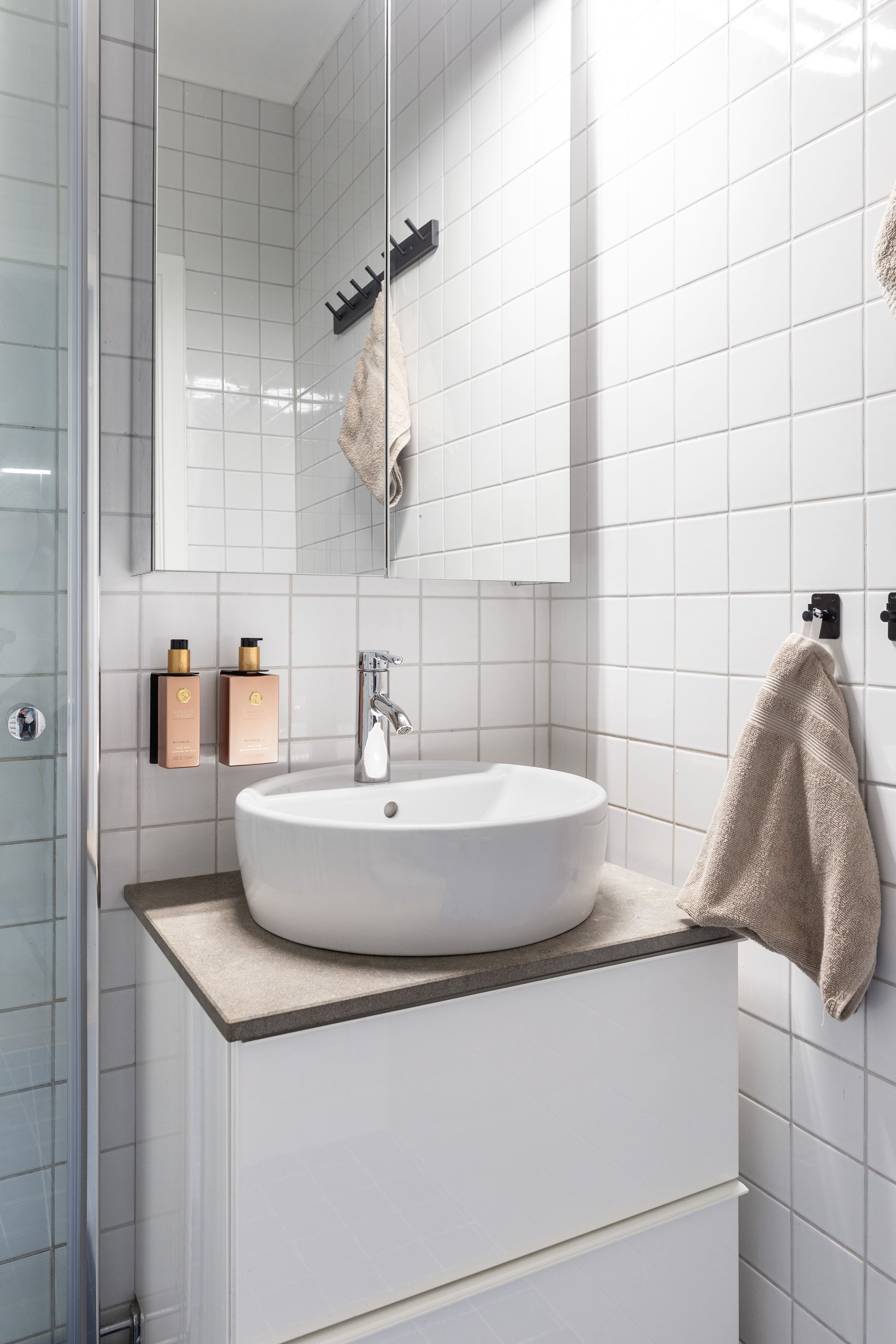 kvadratsmart med förvaringsmöjligheter.