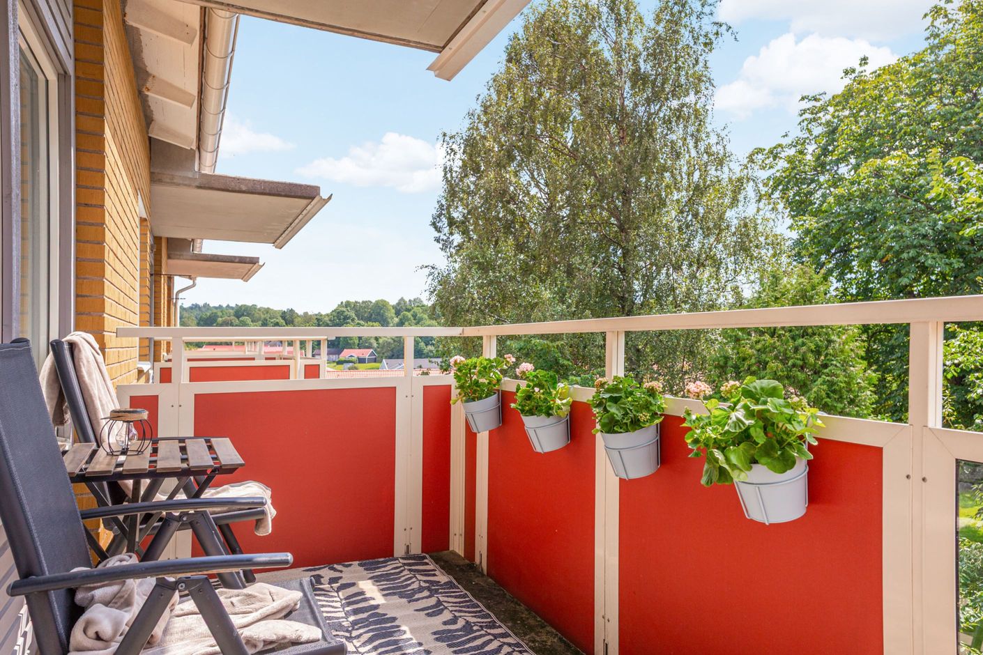 Balkongen med insynsskyddat solläge är verkligen en härlig plats för avkoppling.