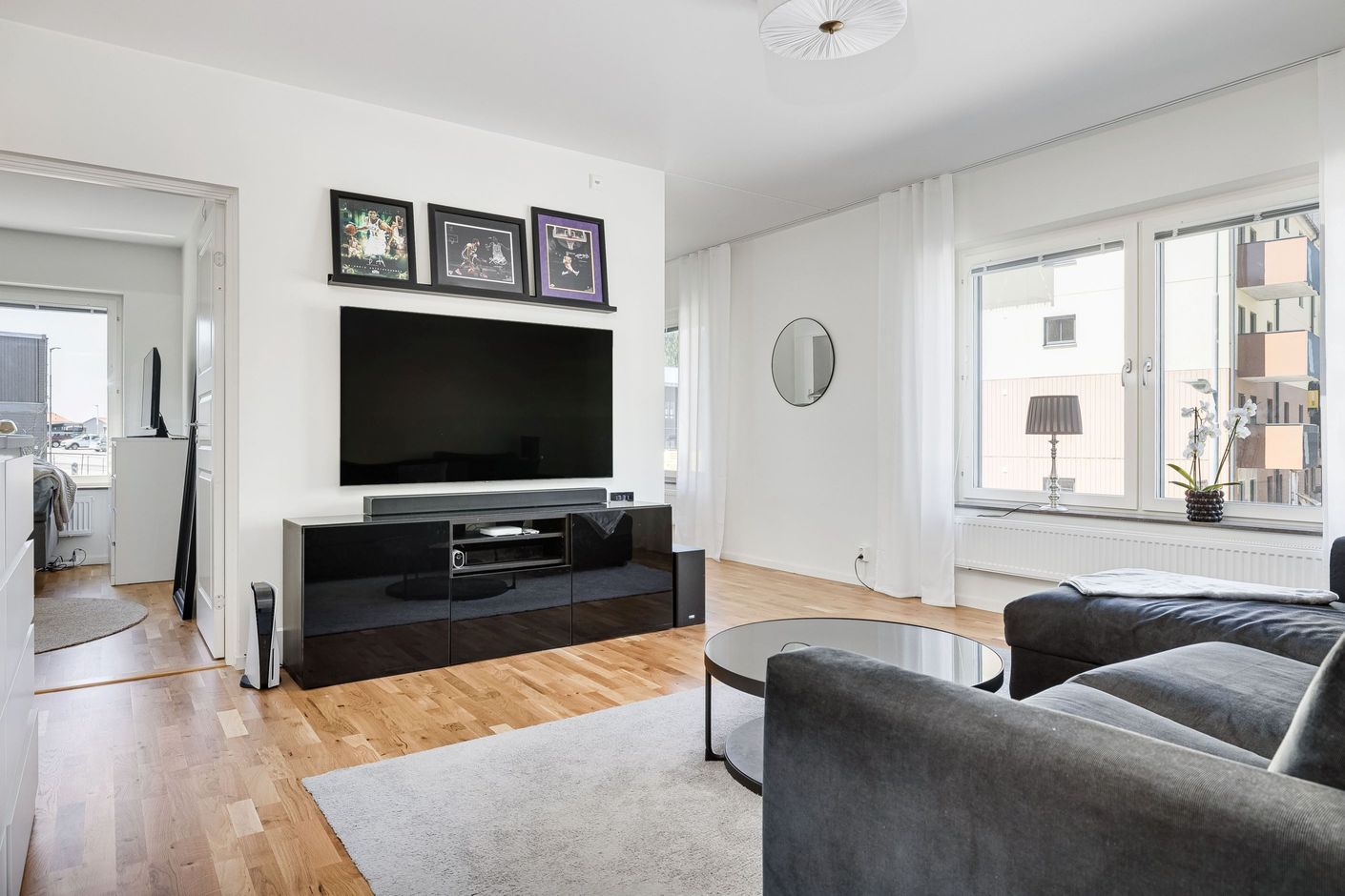 Vardagsrummet blir centrala samlingsytan i bostaden.