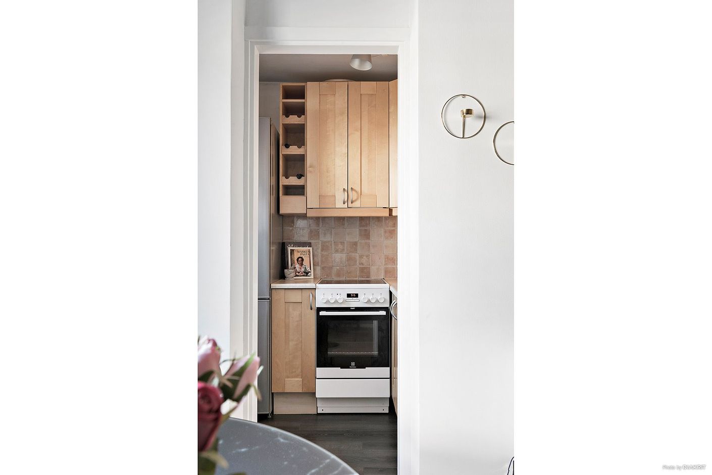 Från matplatsen nås det mindre köket.