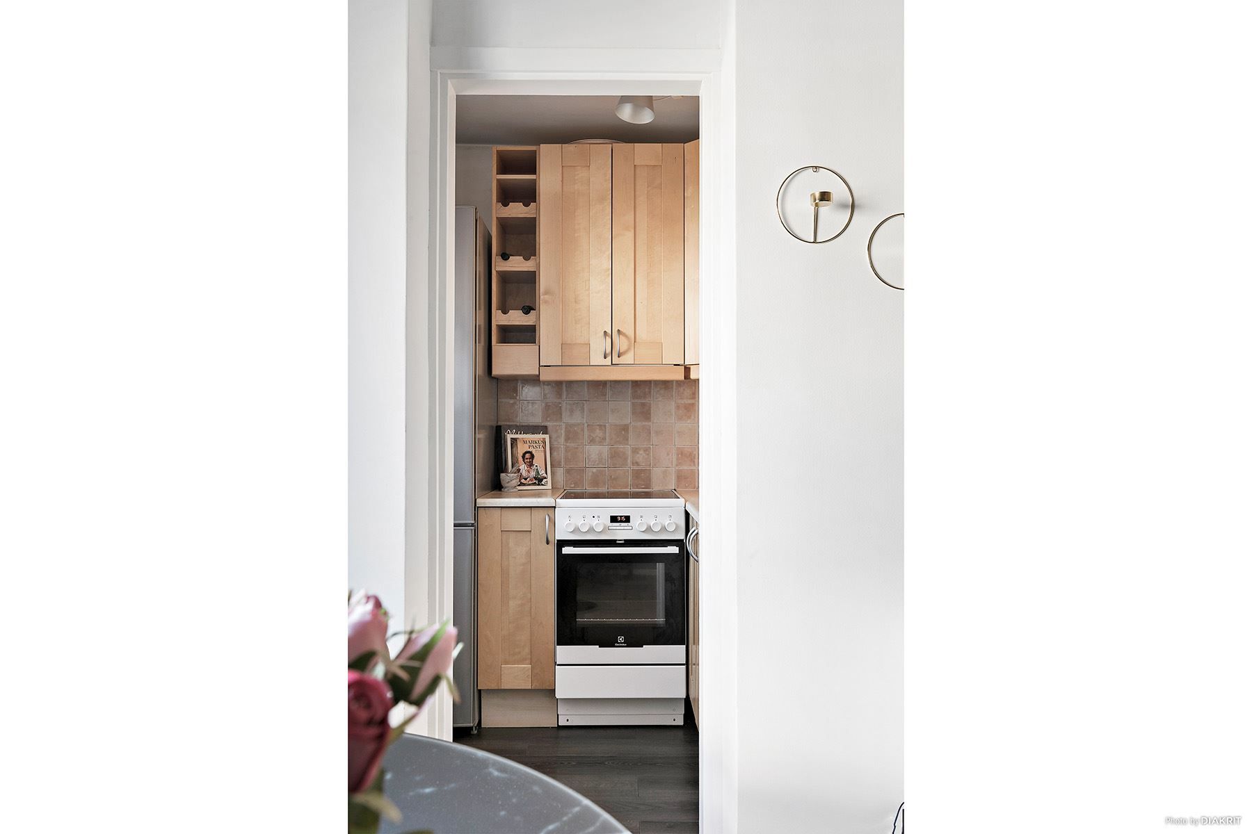 Från matplatsen nås det mindre köket.