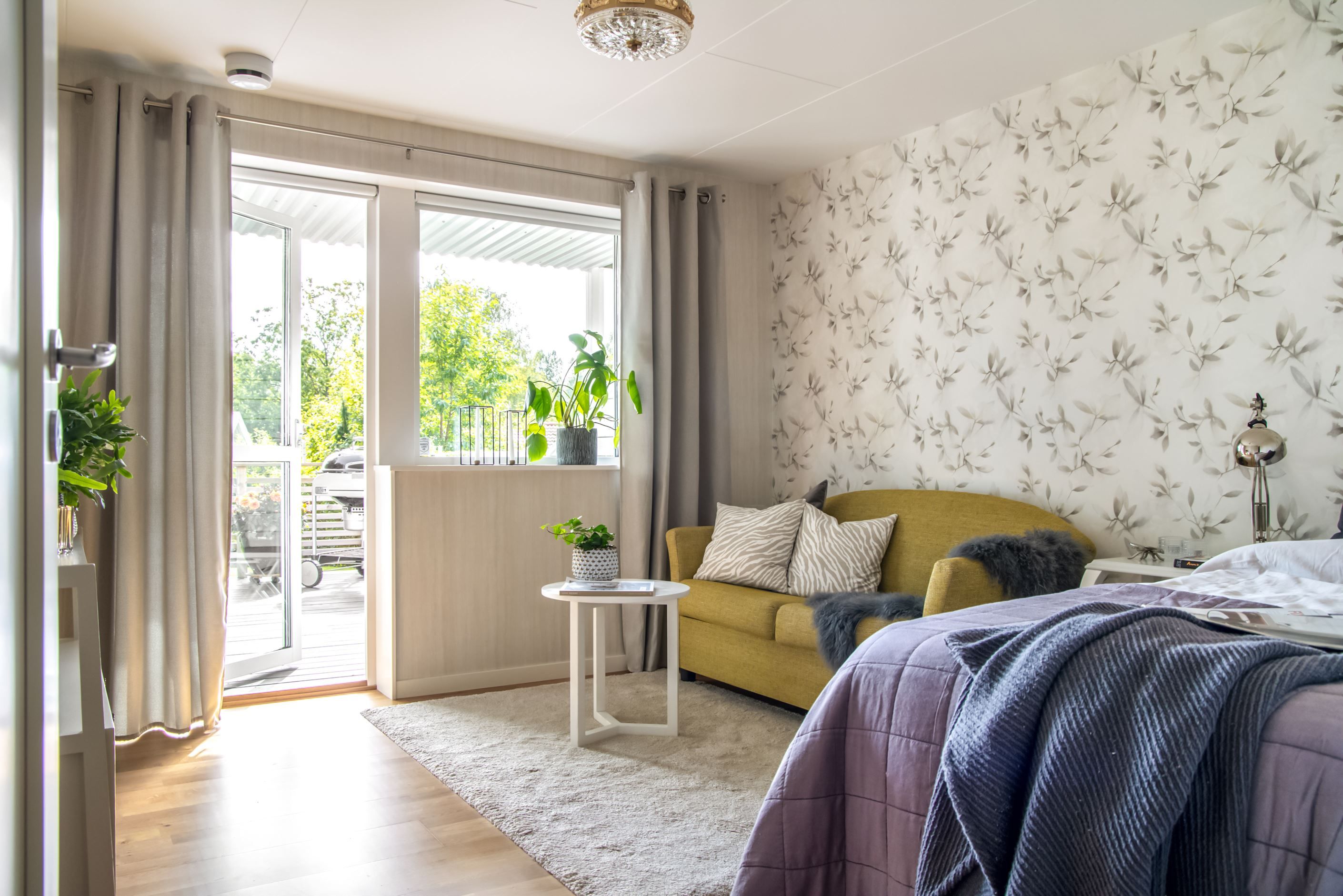 Det sista sovrummet har utgång till uteplatsen på baksidan.